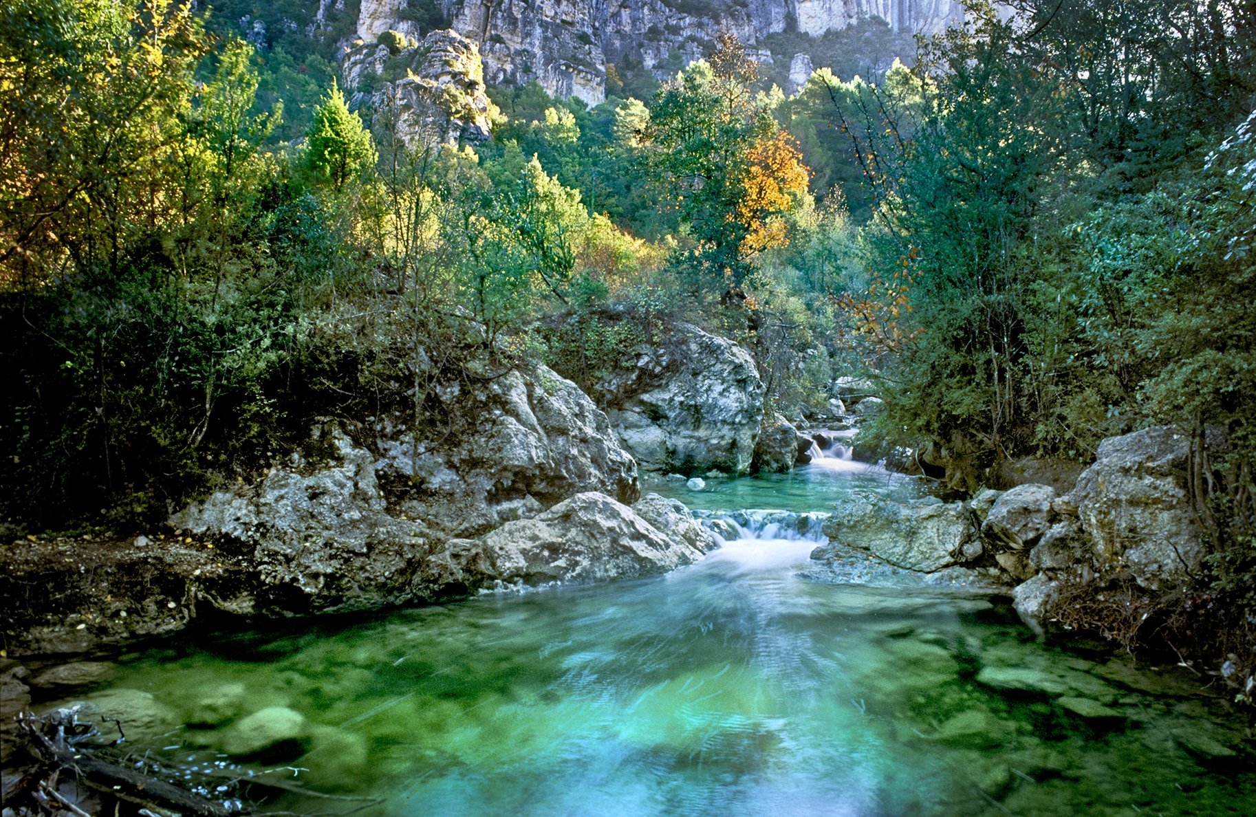 El riu Brugent neix al barranc de la Llúdriga, a la serra dels Motllats.