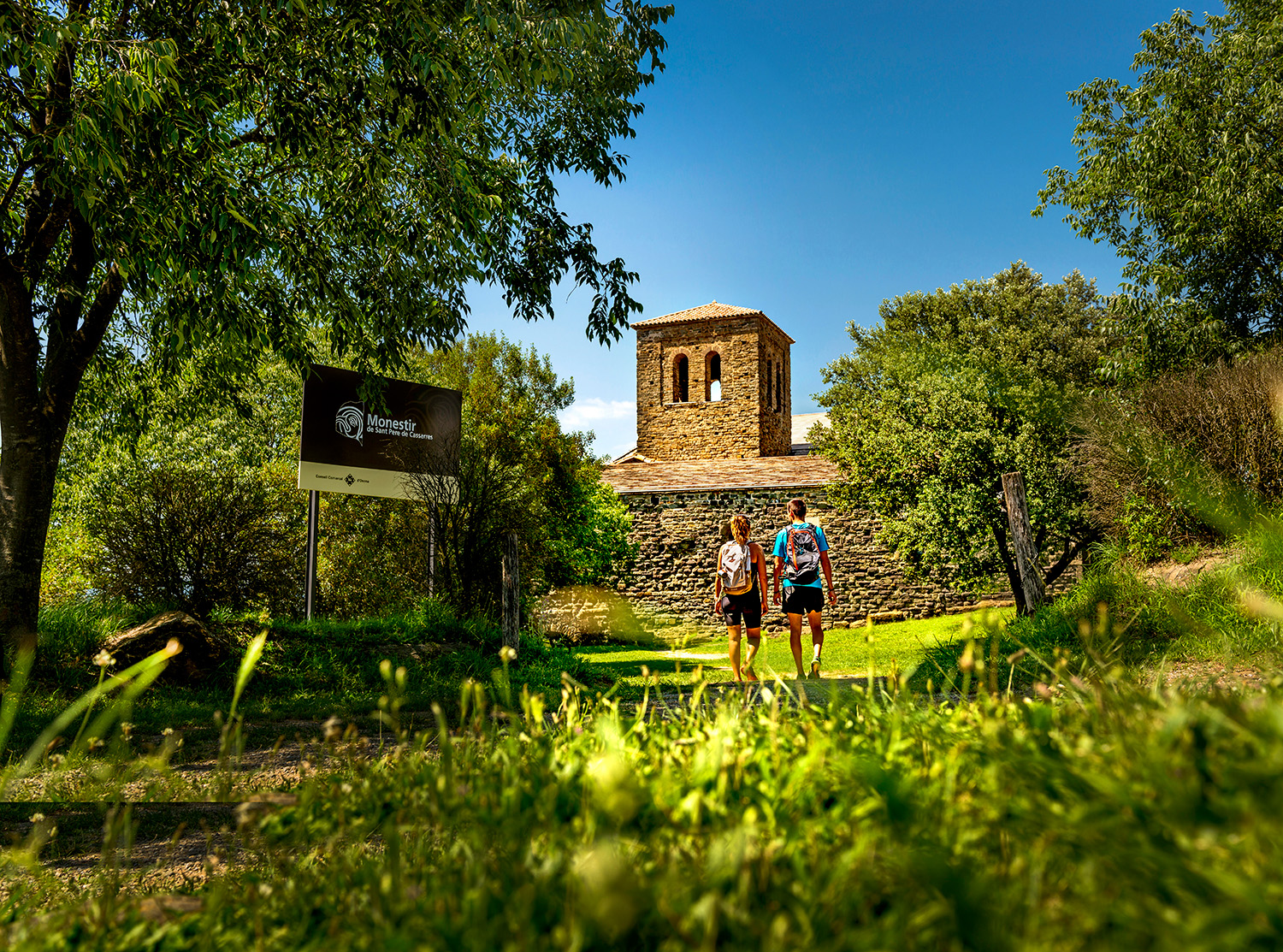 El monestir de Casserres, construït directament sobre una roca envoltada per un meandre del Ter, té una església curiosa i excepcional: és més ampla que llarga