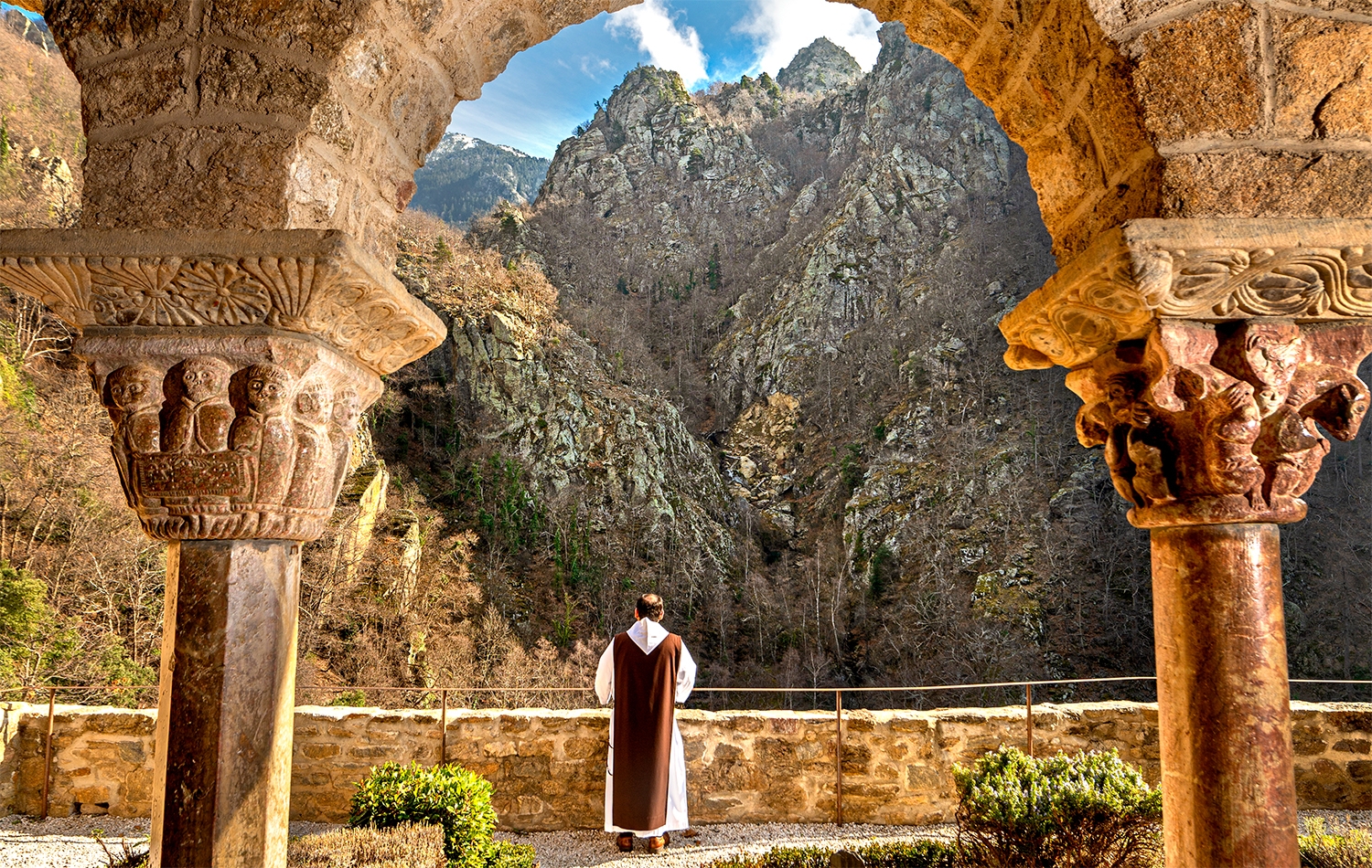 El monestir de Sant Martí del Canigó fou fundat entre el 1001 i el 1007 pel comte Guifré II de Cerdanya i Conflent, germà d’Oliba