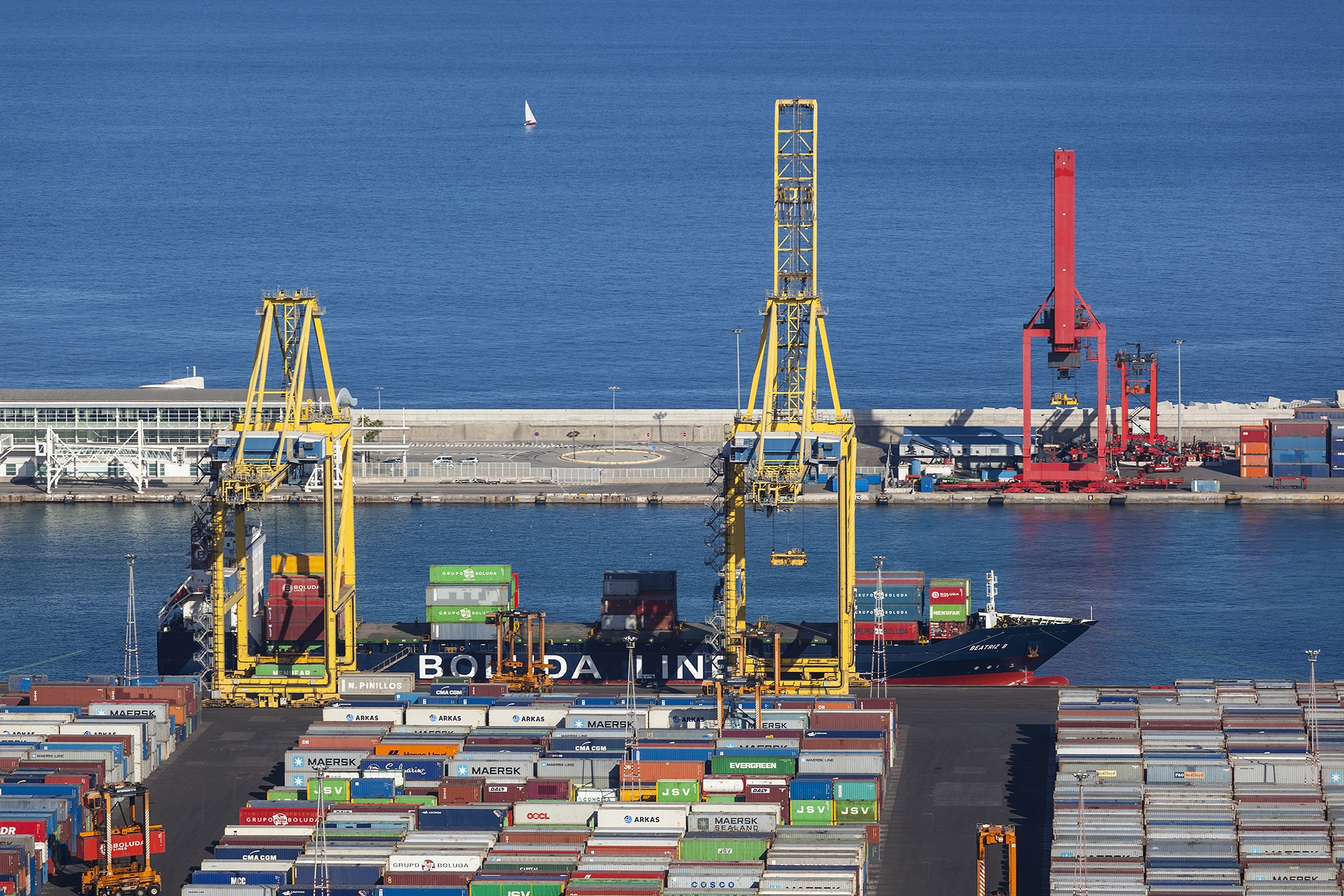 A les terminals de contenidors s’hi manipulen la major part de les mercaderies que entren i surten del port.