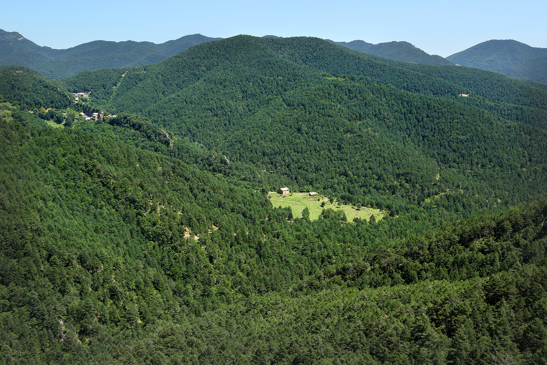 Per la pista que uneix la Nou de Berguedà amb l’antiga parròquia de Sant Romà de la Clusa afloren panoràmiques espectaculars.