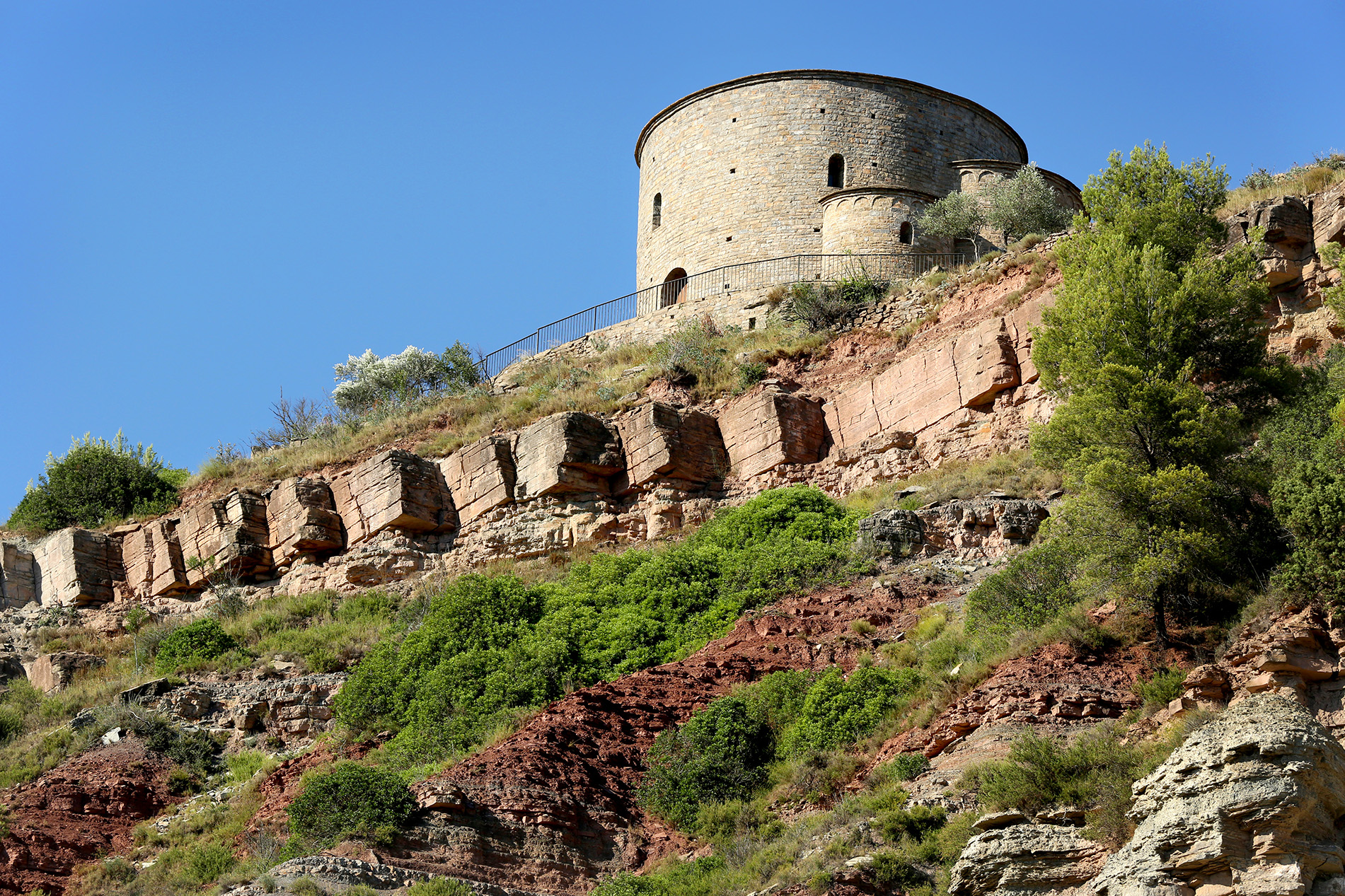 Al costat de les ruïnes del castell de Sallent hi ha l’església de Sant Esteve i Sant Sebastià.