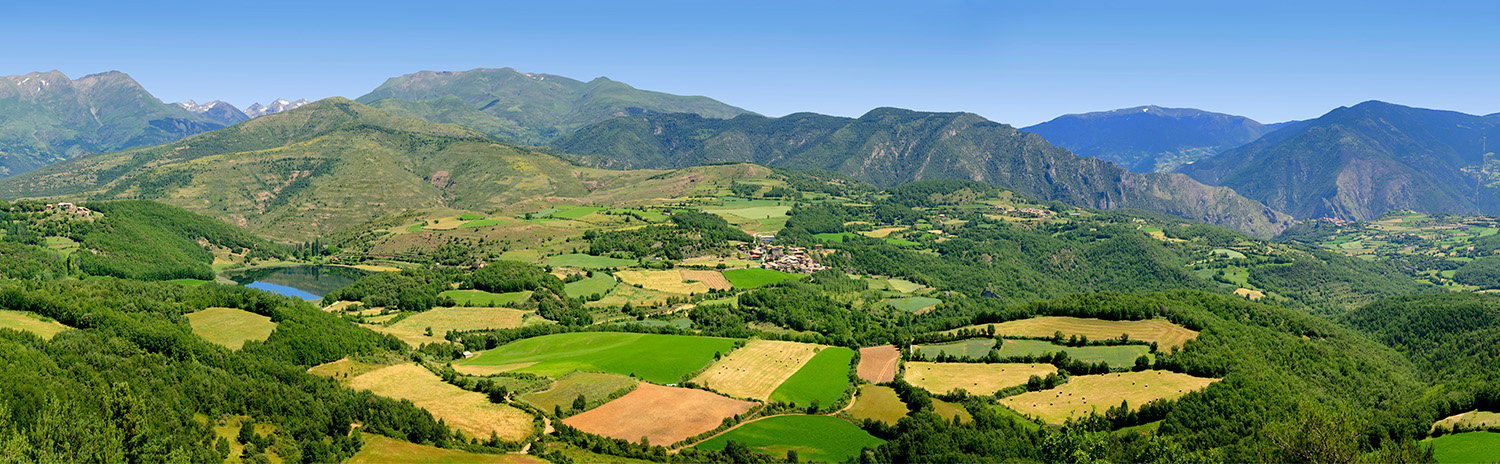 Des de la serra de Peracalç es té una vista magnífica del pla de Corts.