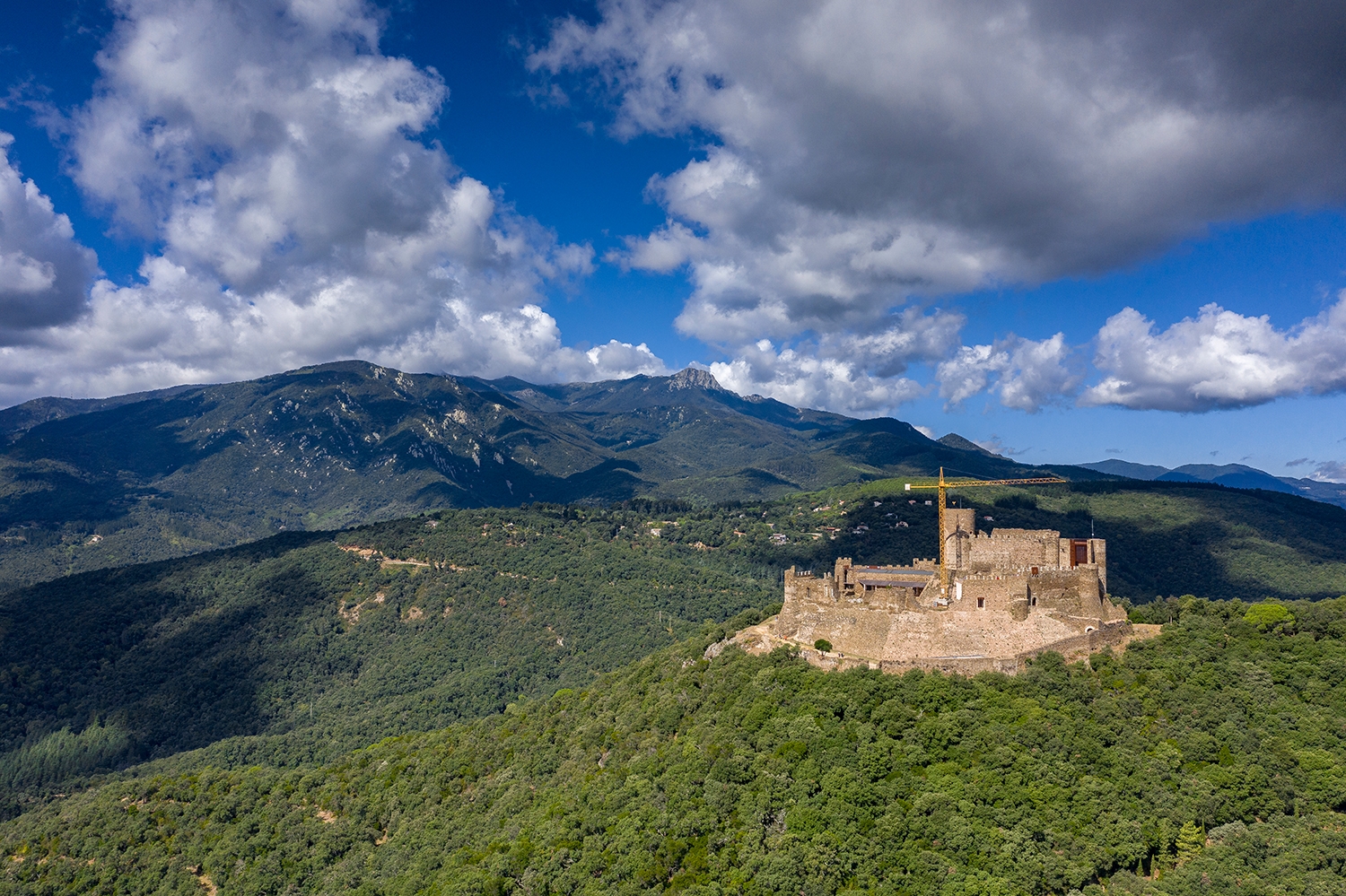 El Castell de Montsoriu s'eleva sobre un turó a 632 metres d'altitud, situat dins del Parc Natural del Montseny.