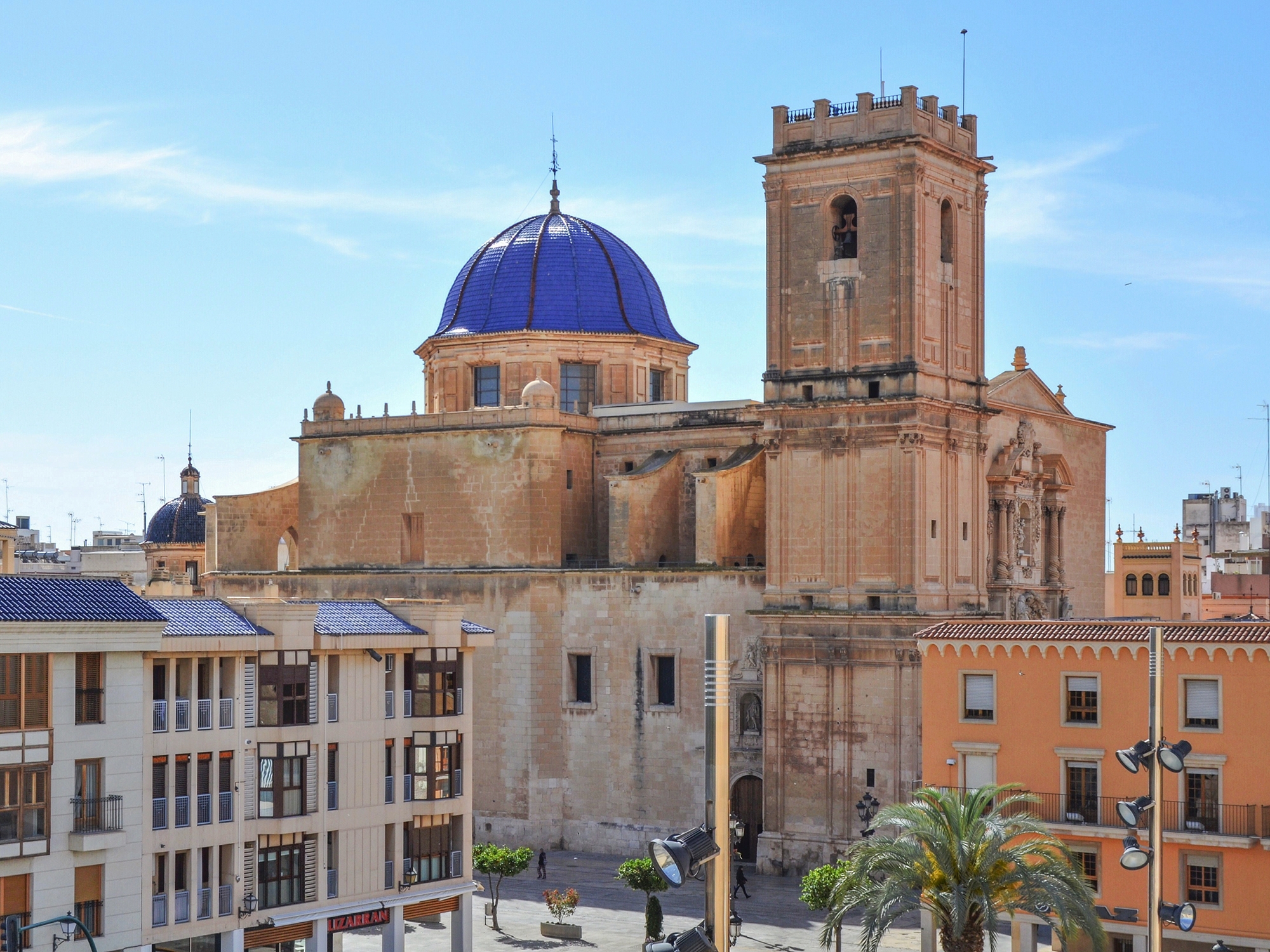 Vista de la basílica de santa Maria des del palau d'Altamira