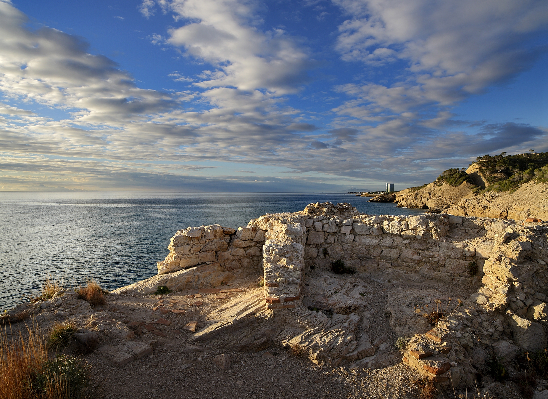 A l’illot del Torn queden les restes d’una antiga torre de vigilància del segle XVI.