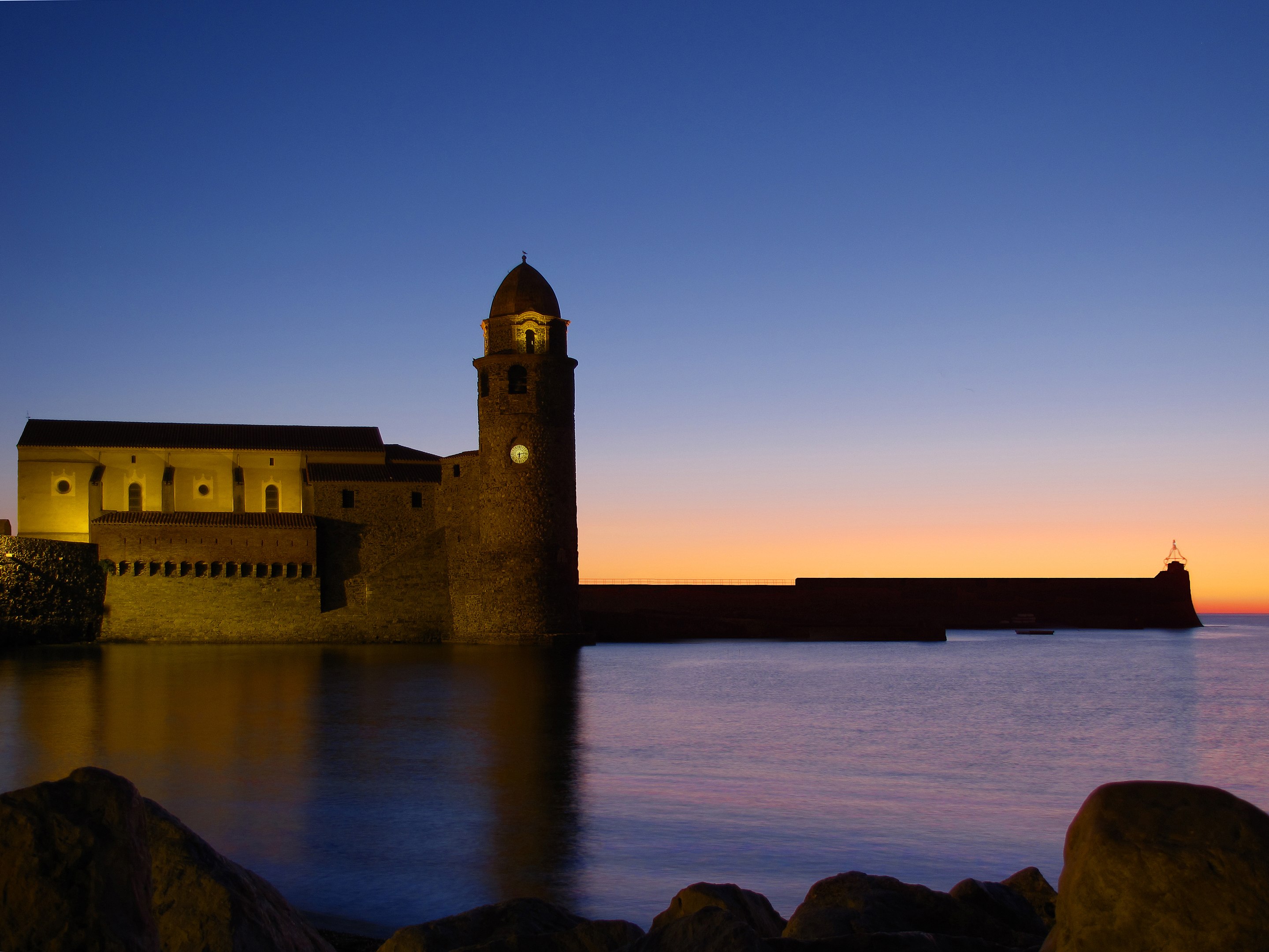 L'església parroquial i el Port d'Amunt, al capvespre.