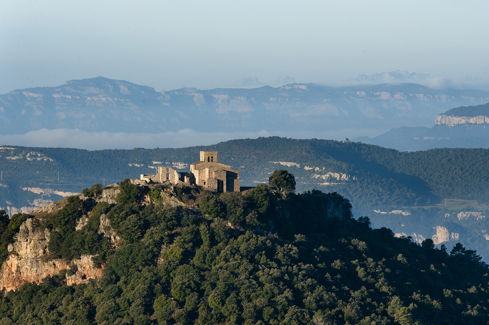 Al cim del Tagamanent, ens hi espera l’església de Santa Maria.