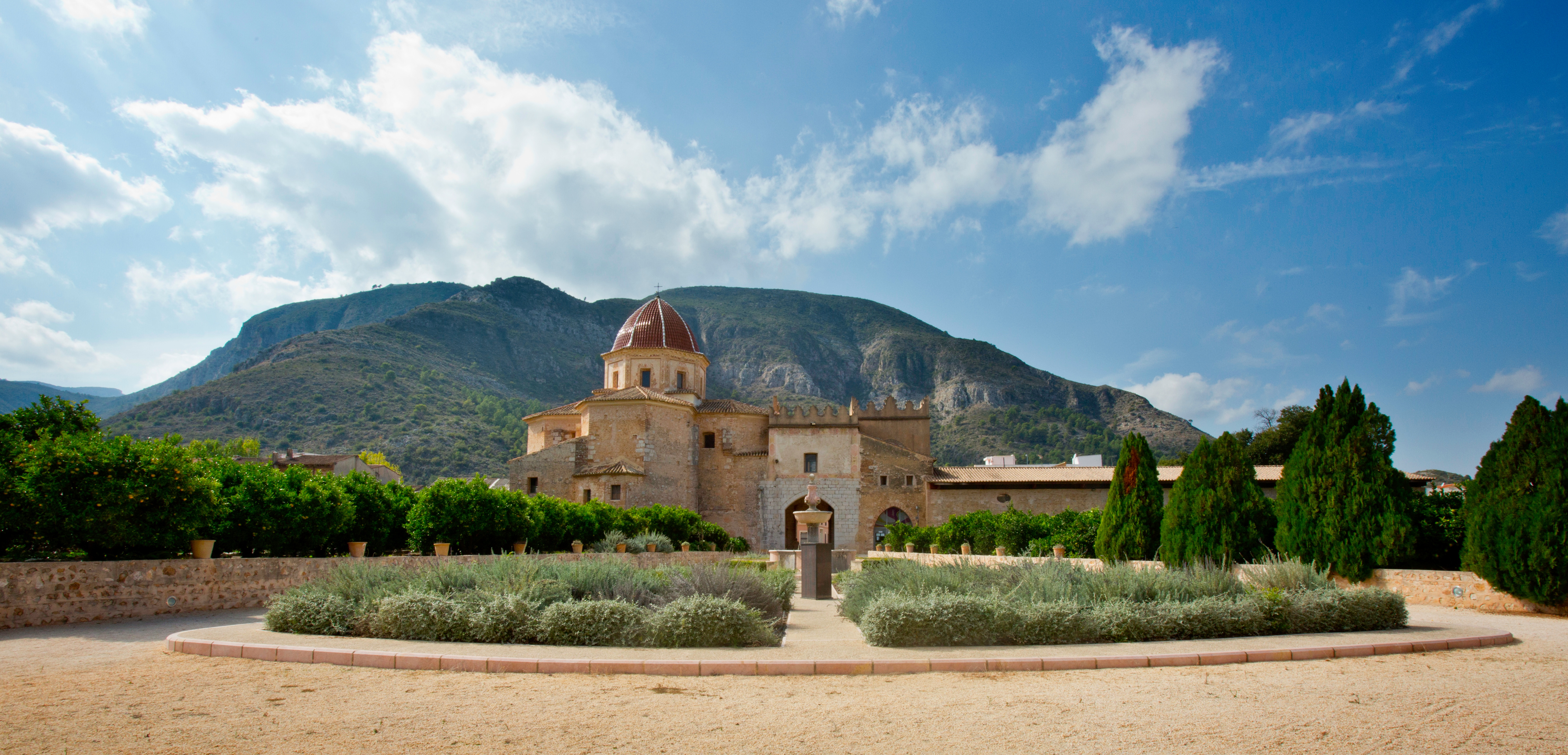 El Reial Monestir de Santa Maria de la Valldigna va ser fundat el 1297 per Jaume II el Just i va ser un dels més importants de l’orde del Cister, vinculat al monestir de Santes Creus