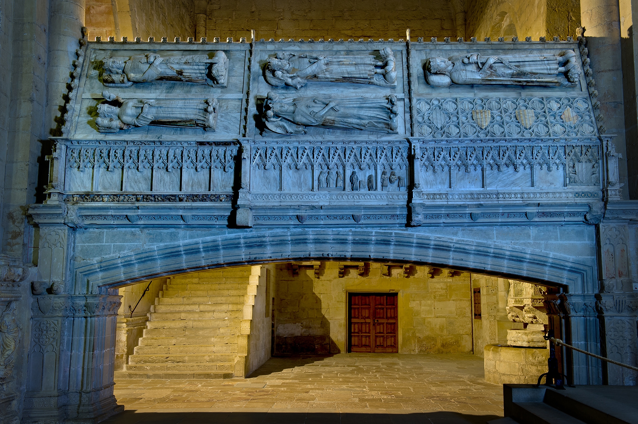 A l’església de Poblet hi ha unes magnífiques tombes reials situades davant de l’altar.