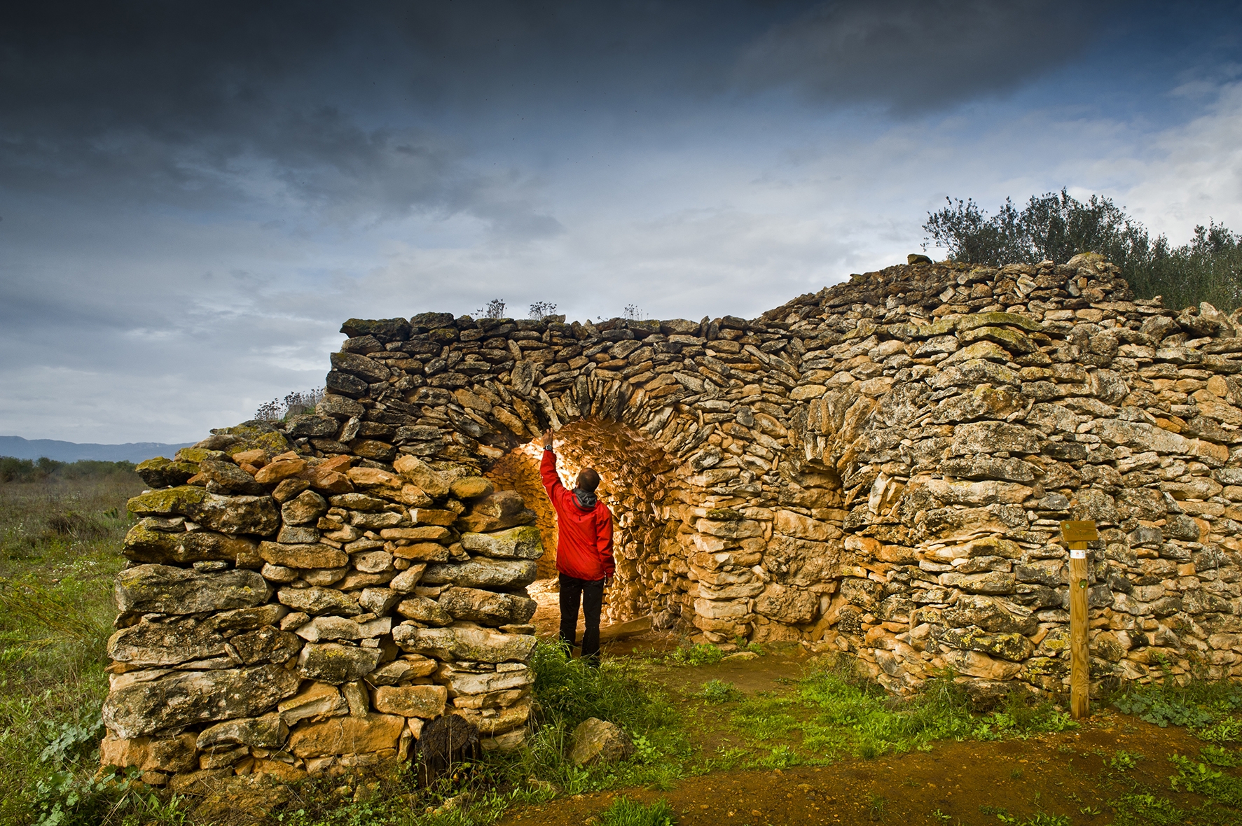 La barraca de la Capona és una extraordinària construcció de pedra seca.