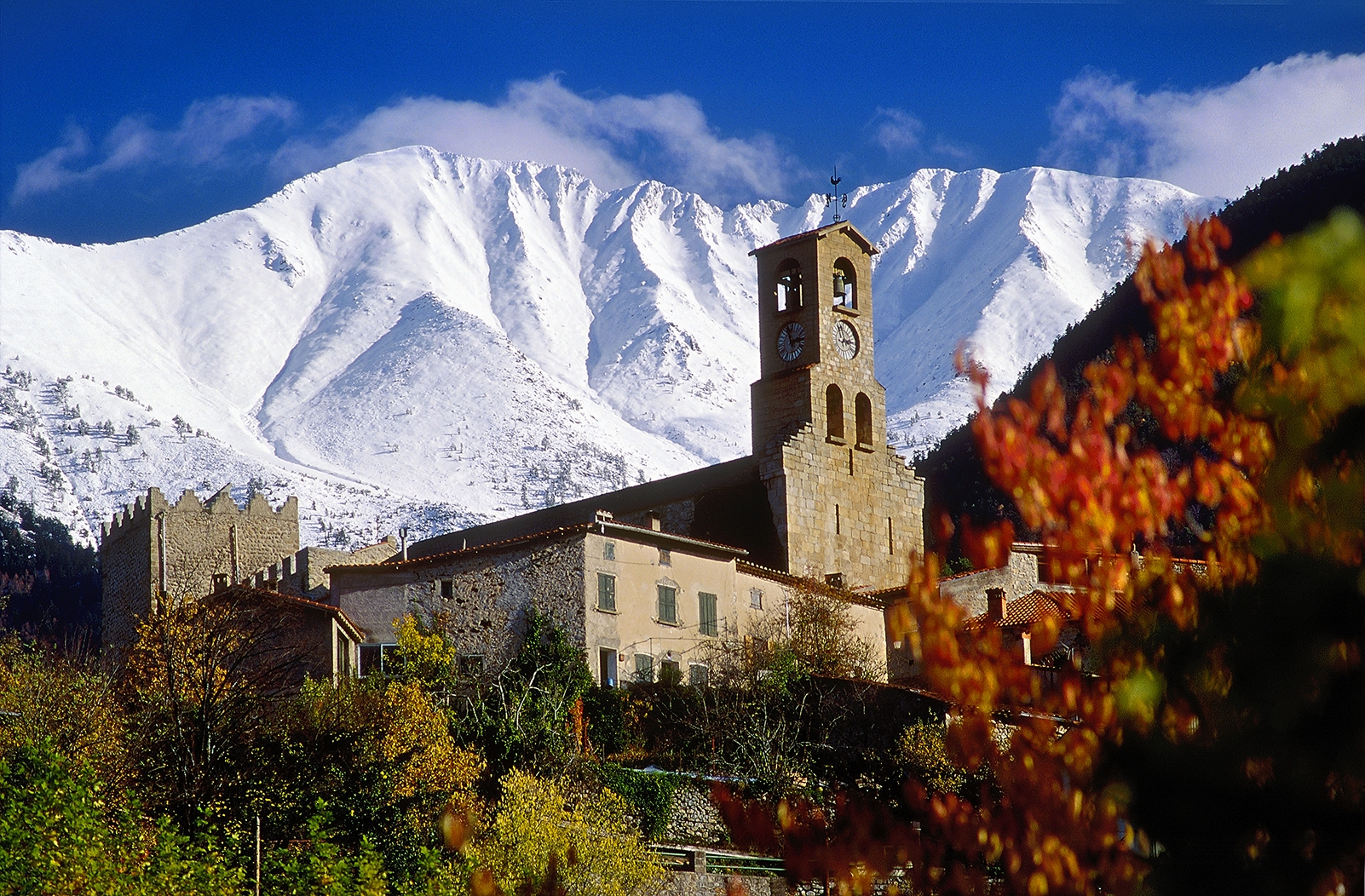 L'església de Sant Sadurní corona el poble de Vernet.