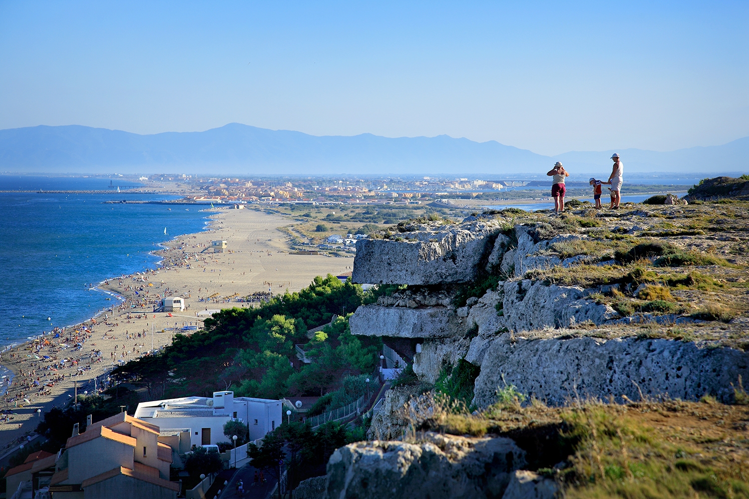 La platja de Leucata  s’estén entre el penyasegat de la Plagette