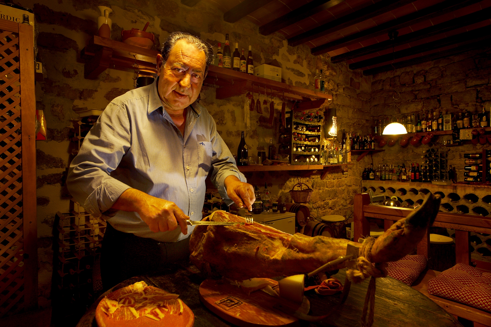 Al Mas la Torre de Mont-ral, el Fernando és l’encarregat de triar els embotits ibèrics que serveixen a taula.