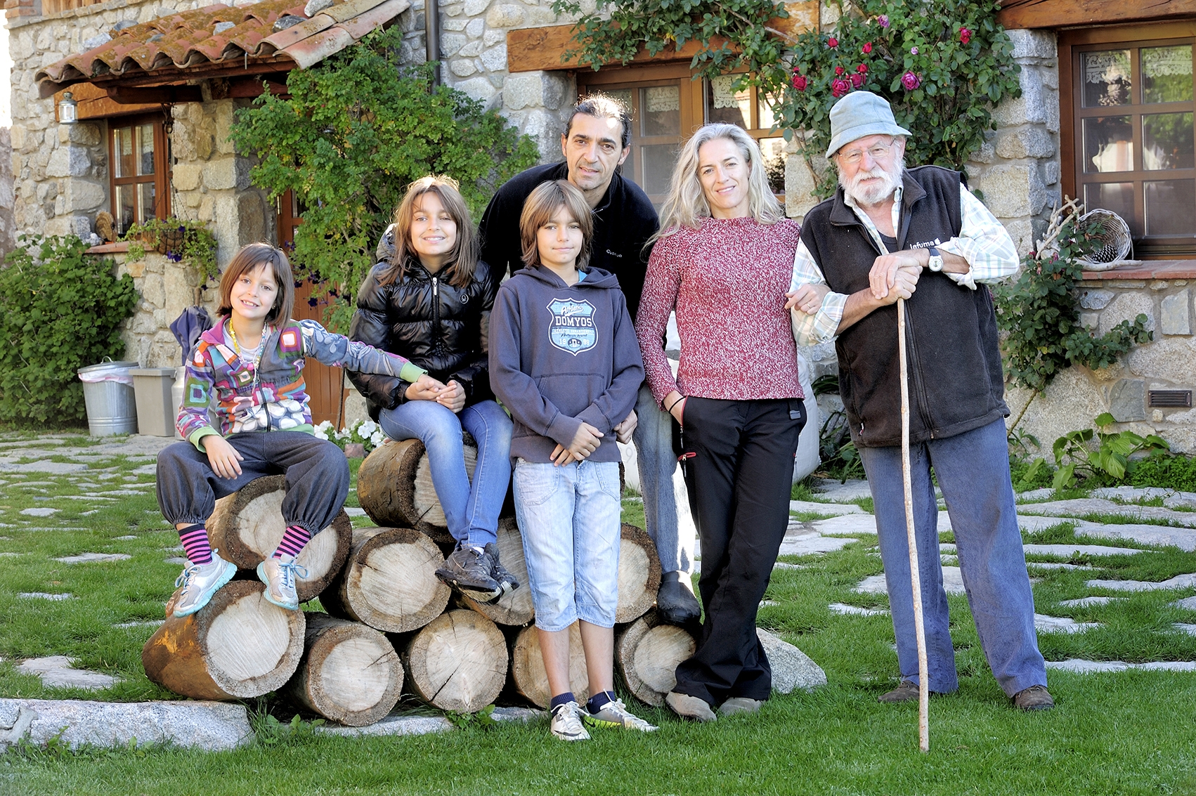 La família Sellés al complet, davant la casa de Cal Rei, a Lles de Cerdanya.