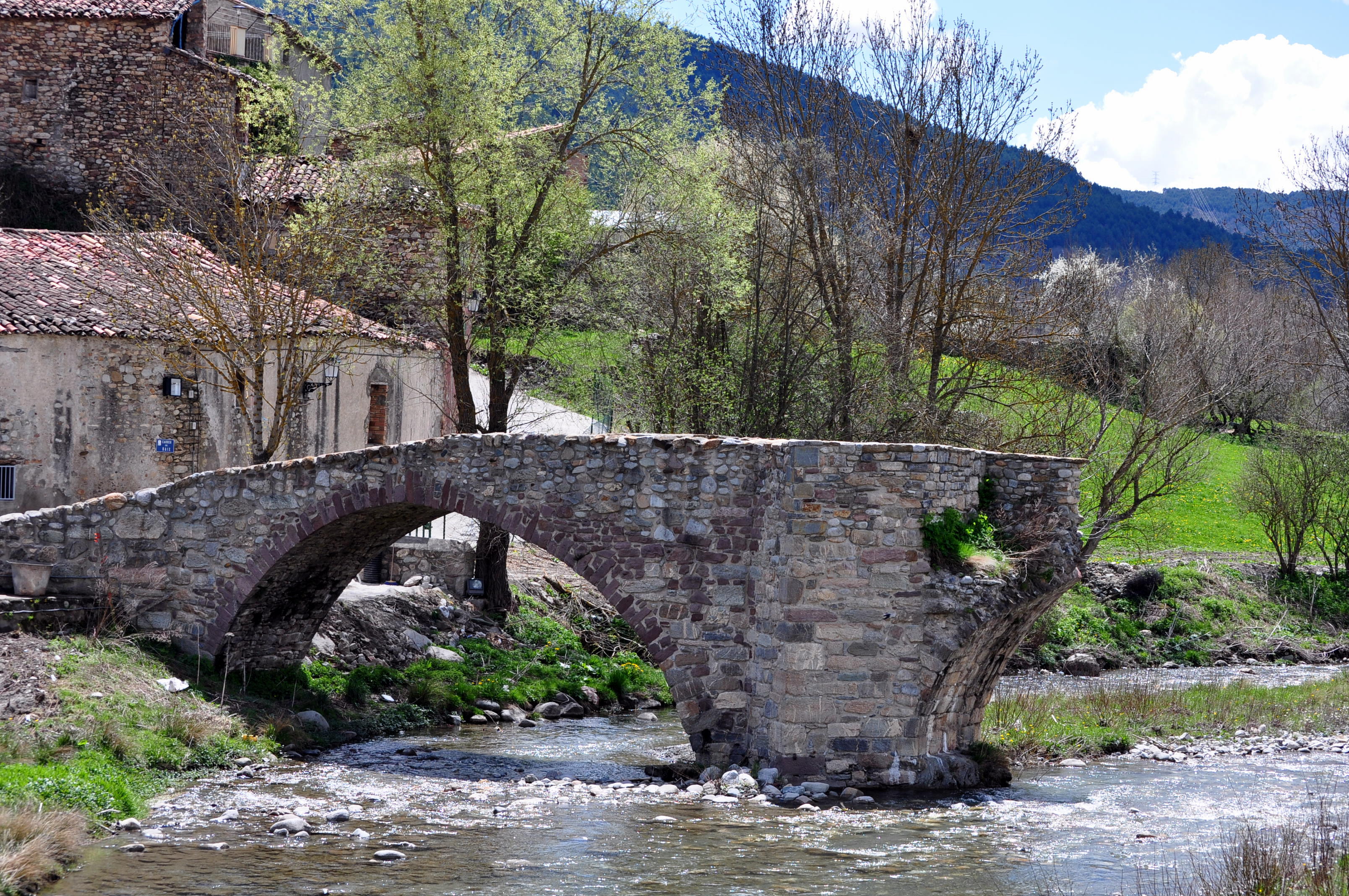 El nucli històric de Vilaller té com a principal atractiu l'antic pont