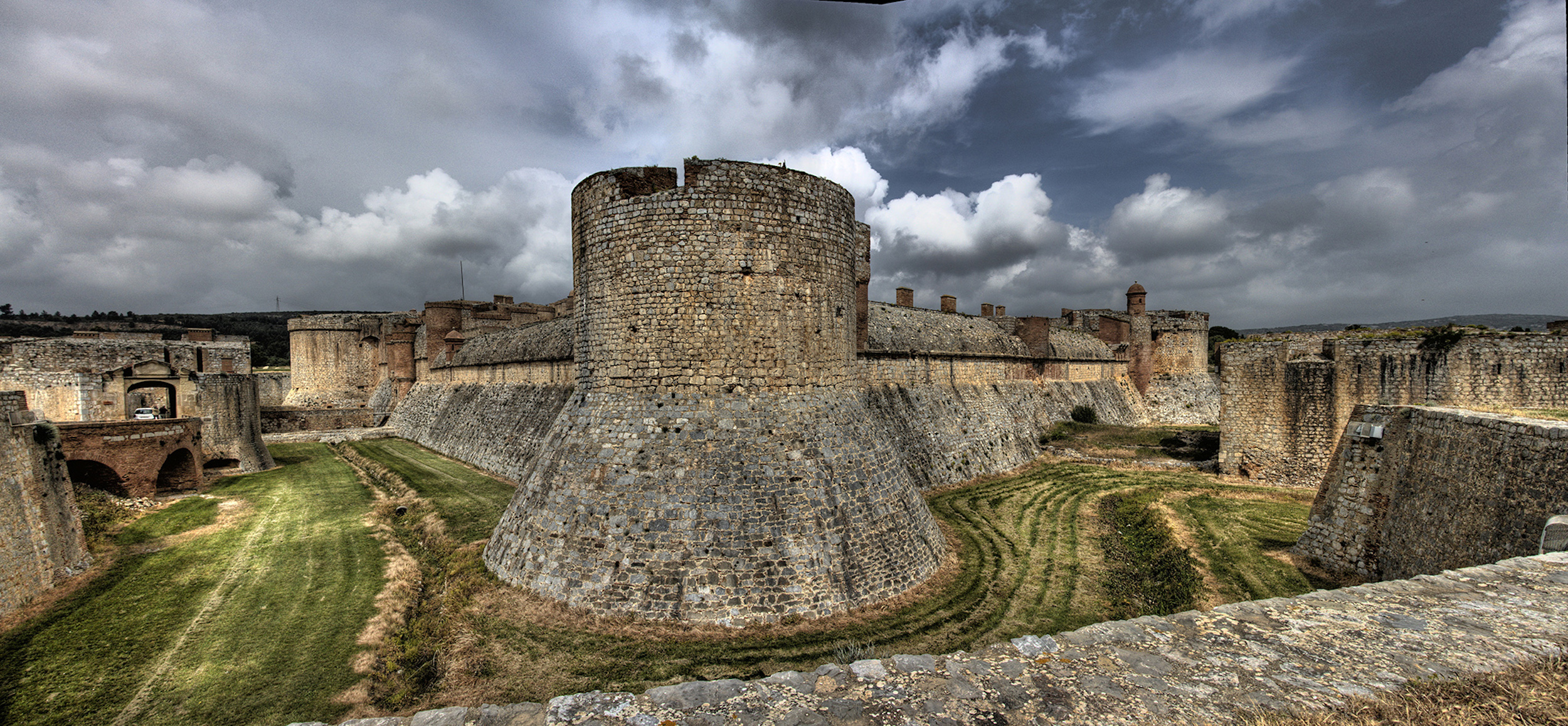 Panoràmica del castell de Salses