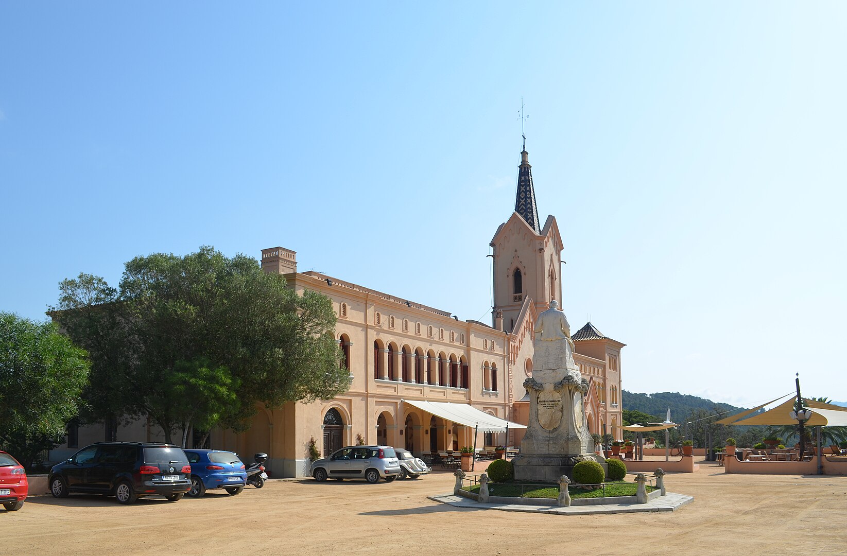 Al paratge de Sant Pere del Bosc, presidit pel santuari modernista reconvertit en hotel, s’hi arriba per una carretera que s’agafa des de l’avinguda Vila de Blanes, a Lloret