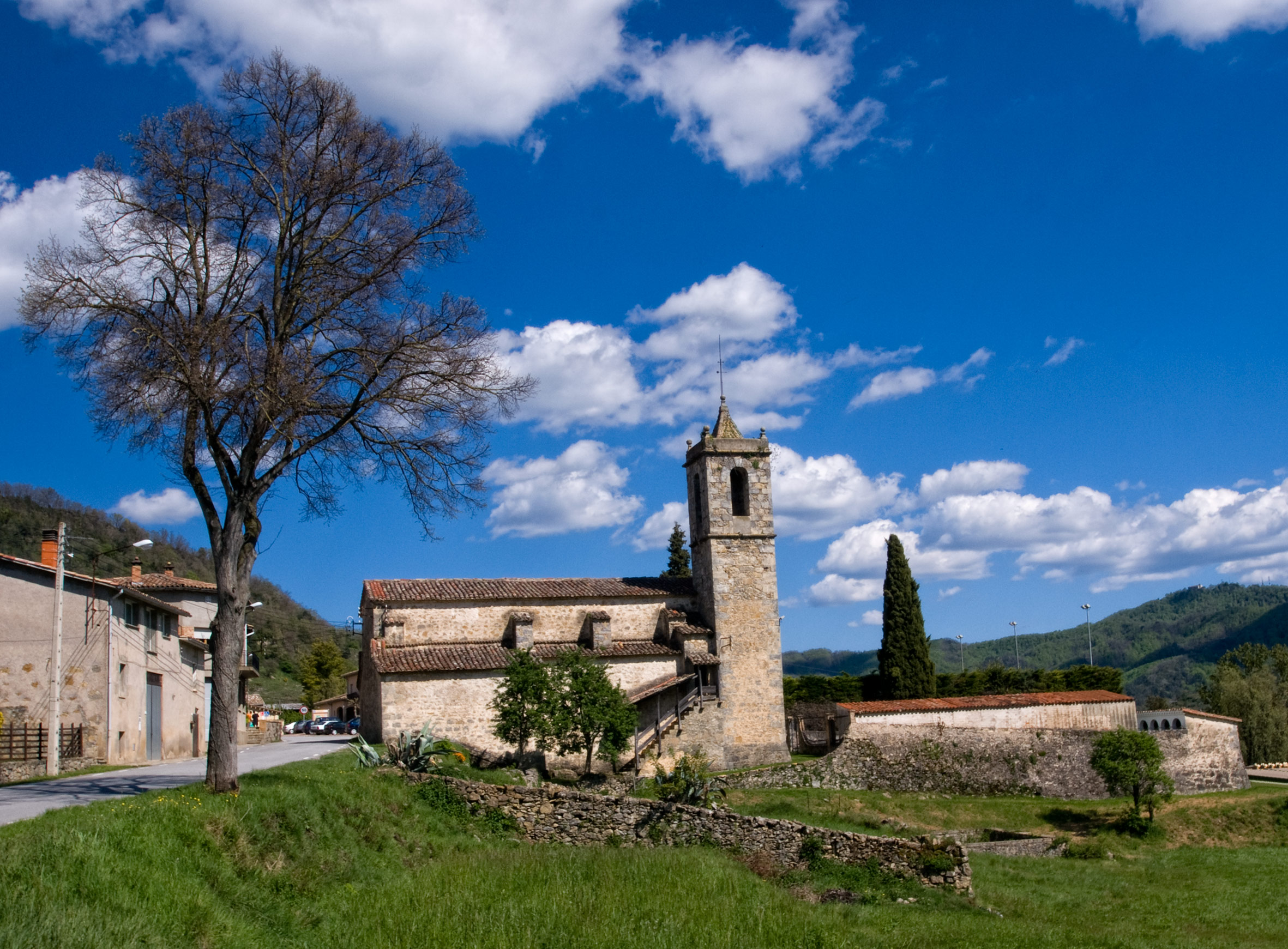 Entre els masos antics de la parròquia de Santa Maria de Besora destaca, per l’arquitectura, el de Clarella, un gran casal de muntanya amb àmplies galeries i capella