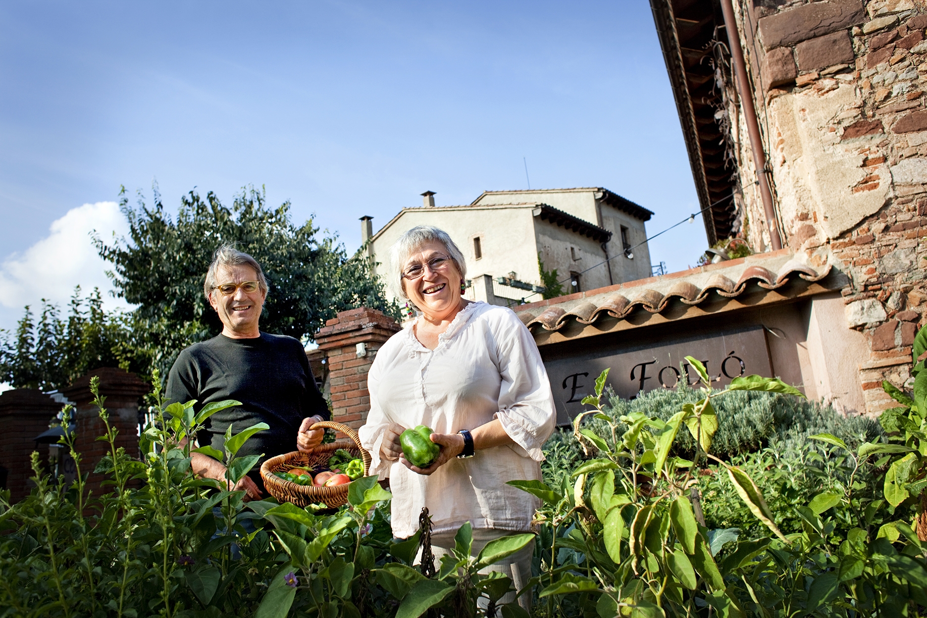 El Jaume i la Mercè a l’hort de la casa rural El Folló, al poble de Tagamanent.