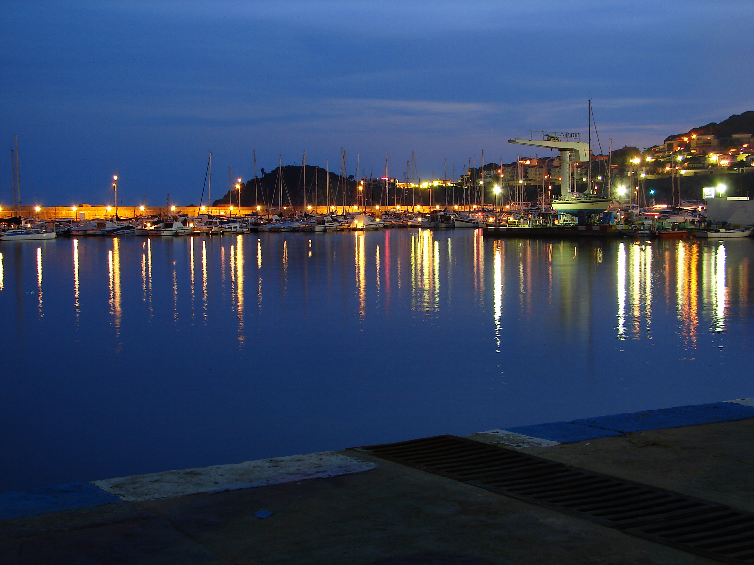 Postal nocturna del port de Sant Feliu de Guixols.