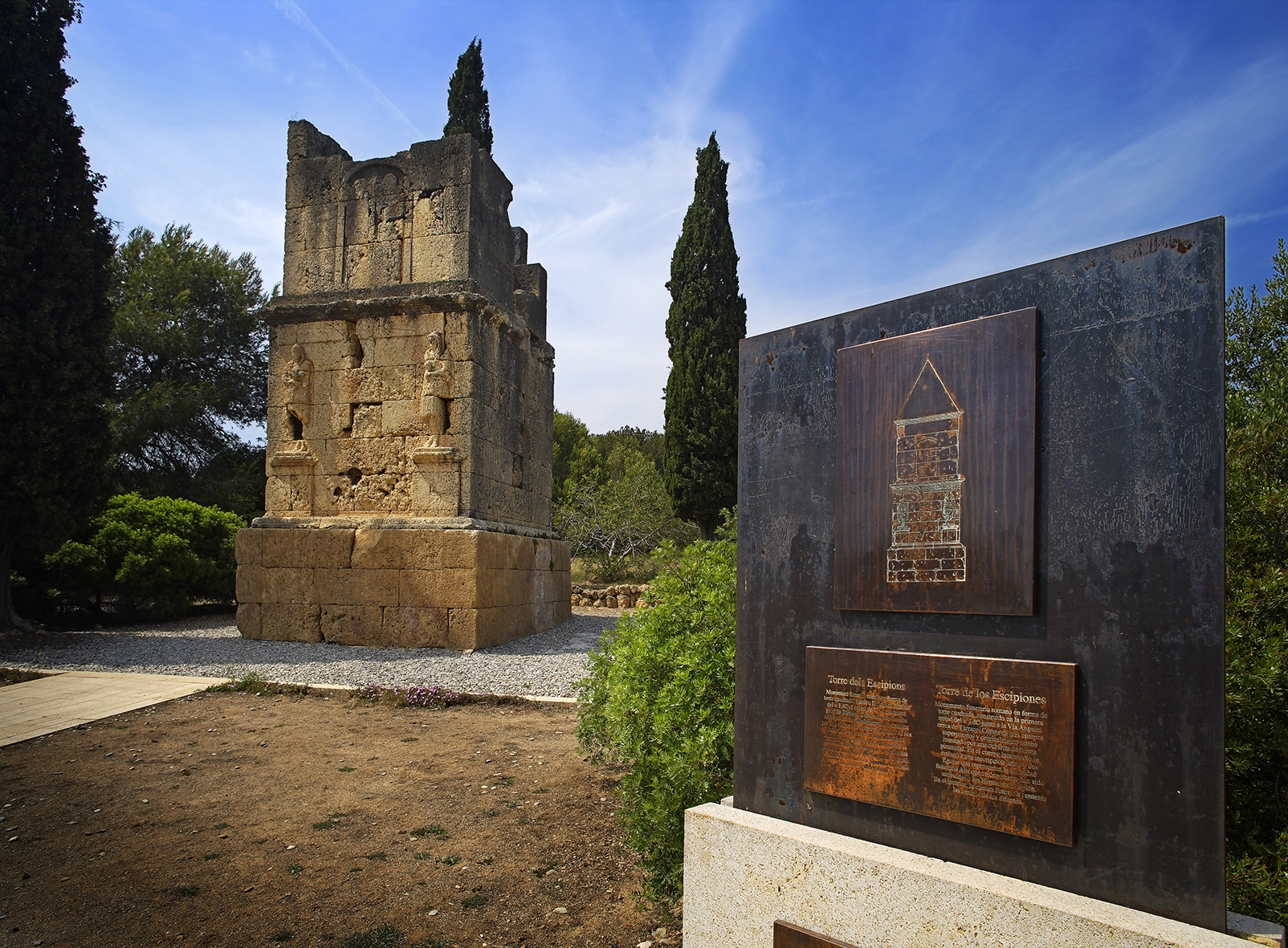 La torre dels Escipions és un sepulcre monumental bastit al peu de l’antiga Via Augusta.