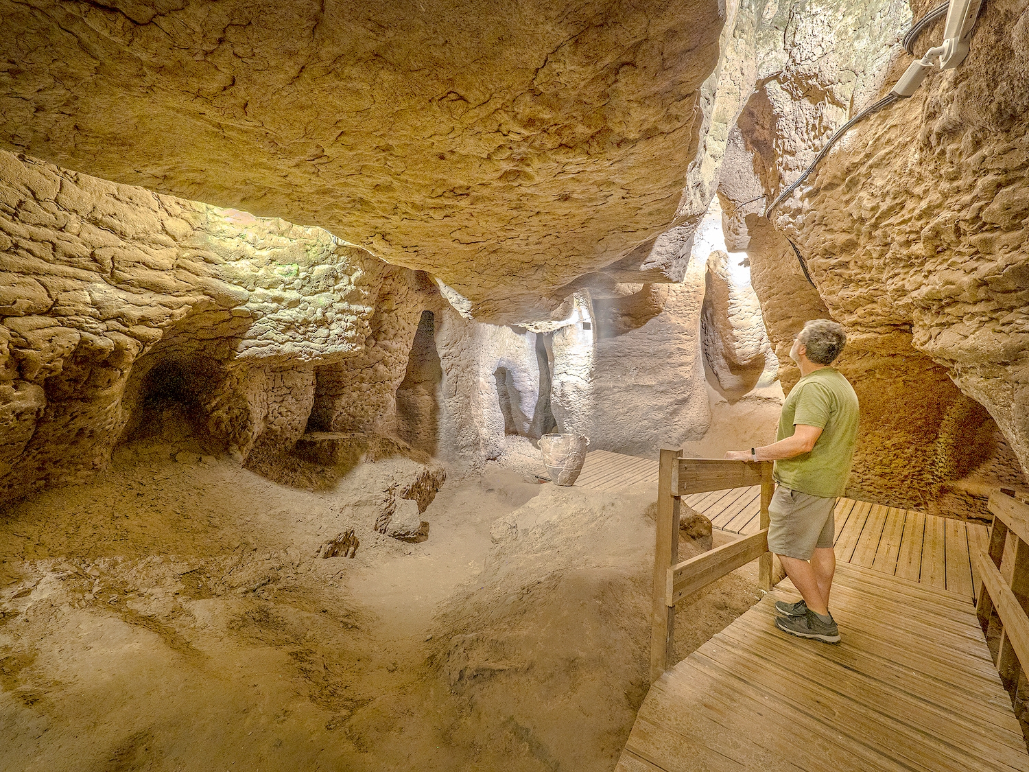 L'interior del Parc Prehistòric de les Coves del Toll