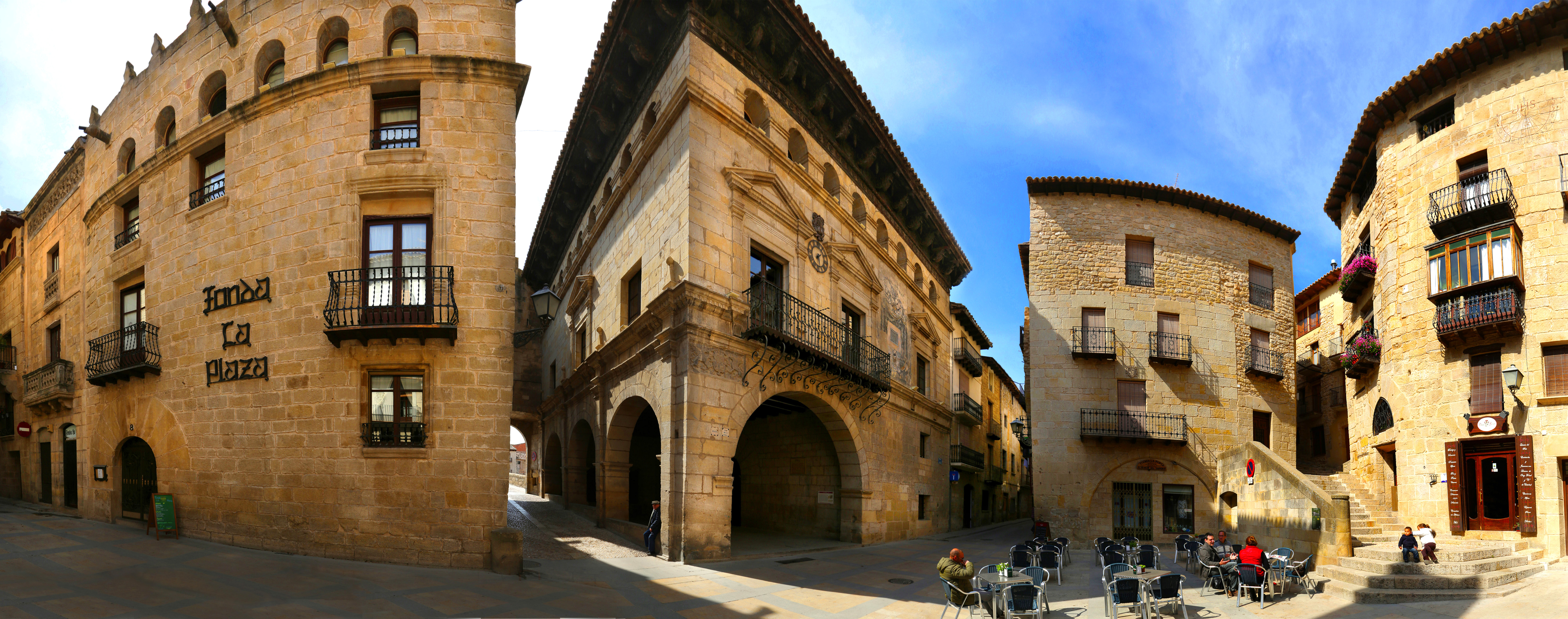 La plaça Major de Vall-de-roures, epicentre social de la població