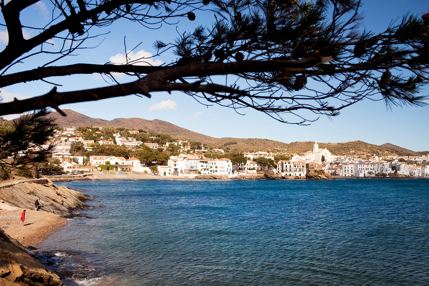 La platja des Sortell, des d'aquest indret Cadaqués té imatge de postal