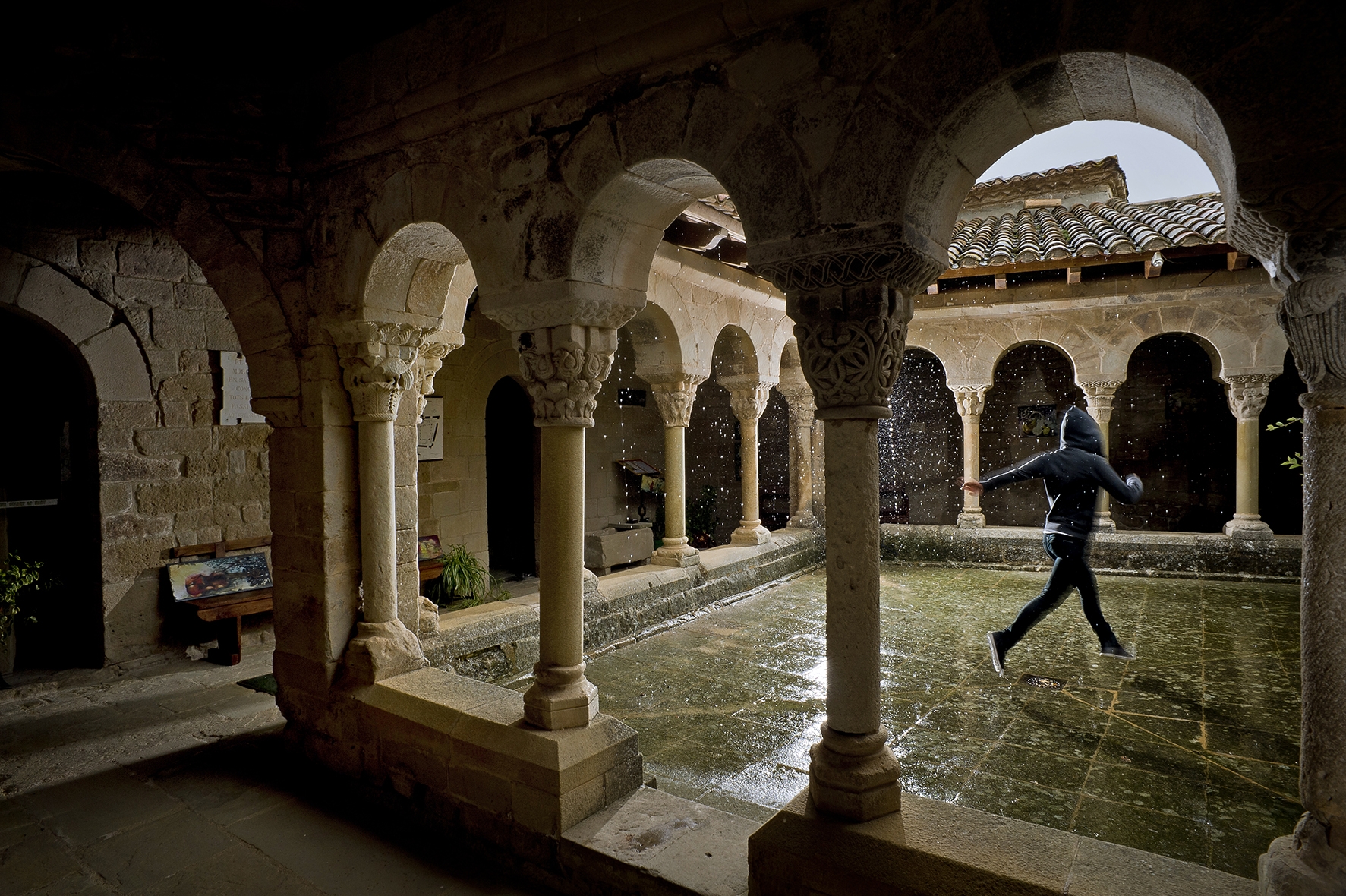 La pluja cau al claustre de Santa Maria de Lluçà.