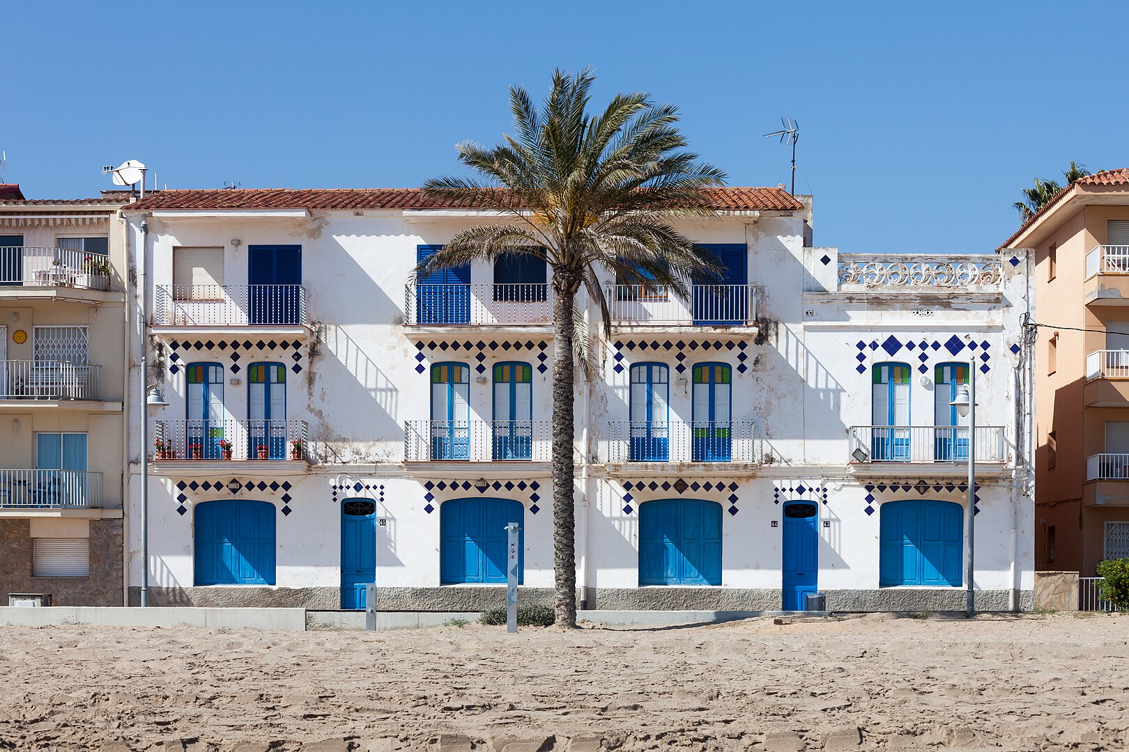 Edifici davant la platja de Coma-ruga, a El Vendrell