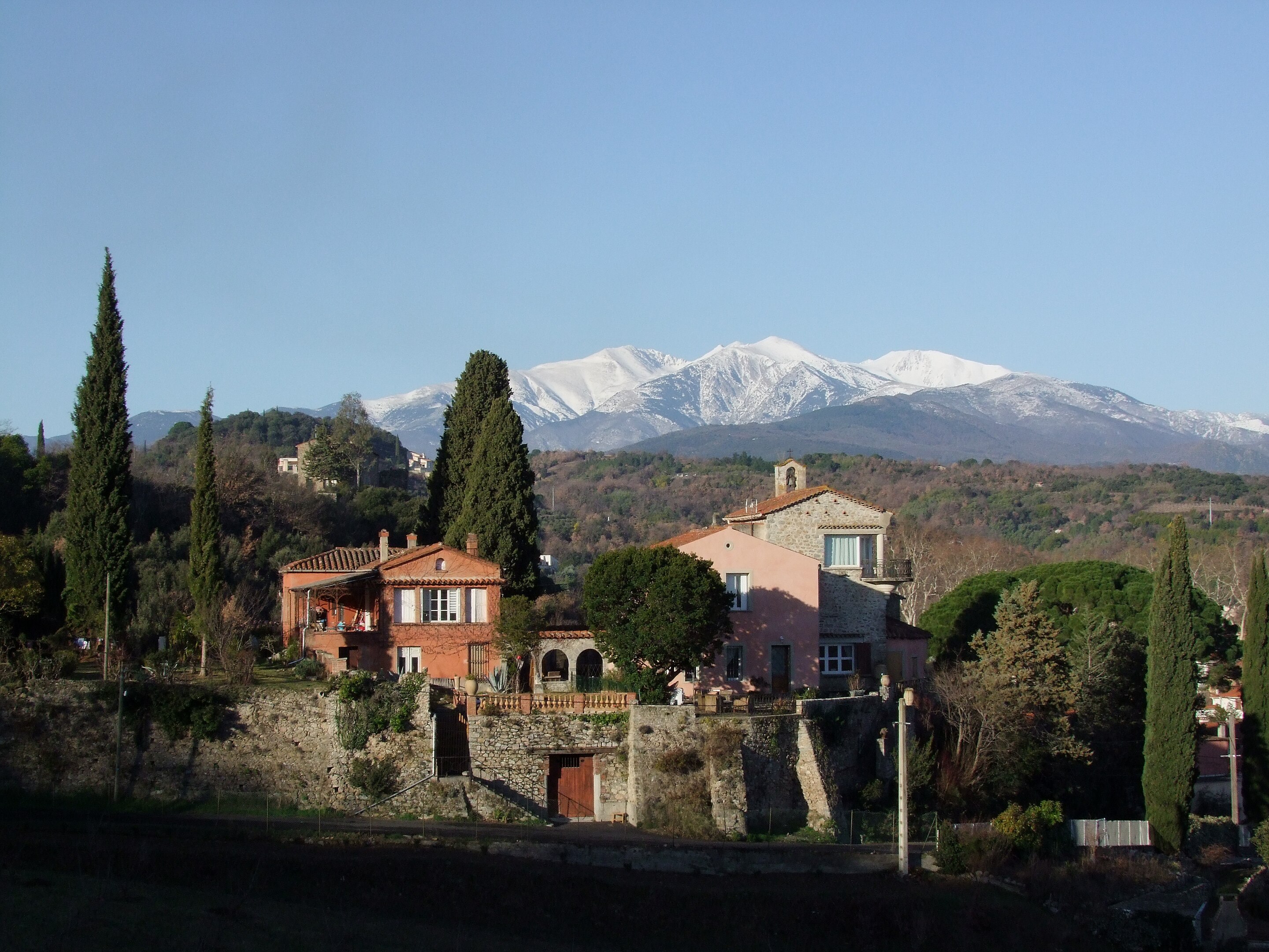 Ceret amb el massís del Canigó al fons