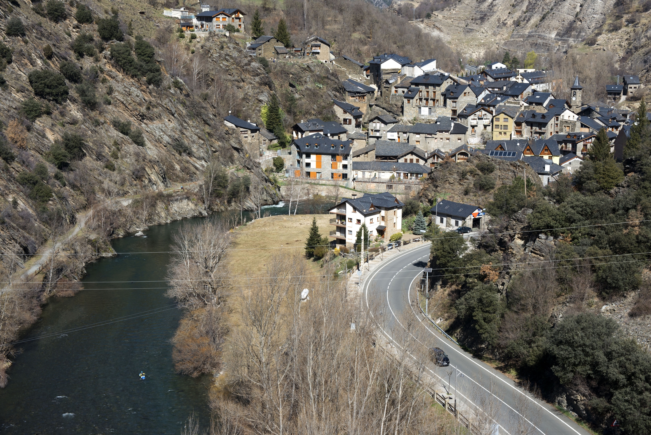 Poble de Llavorsí amb el riu Noguera Pallaresa