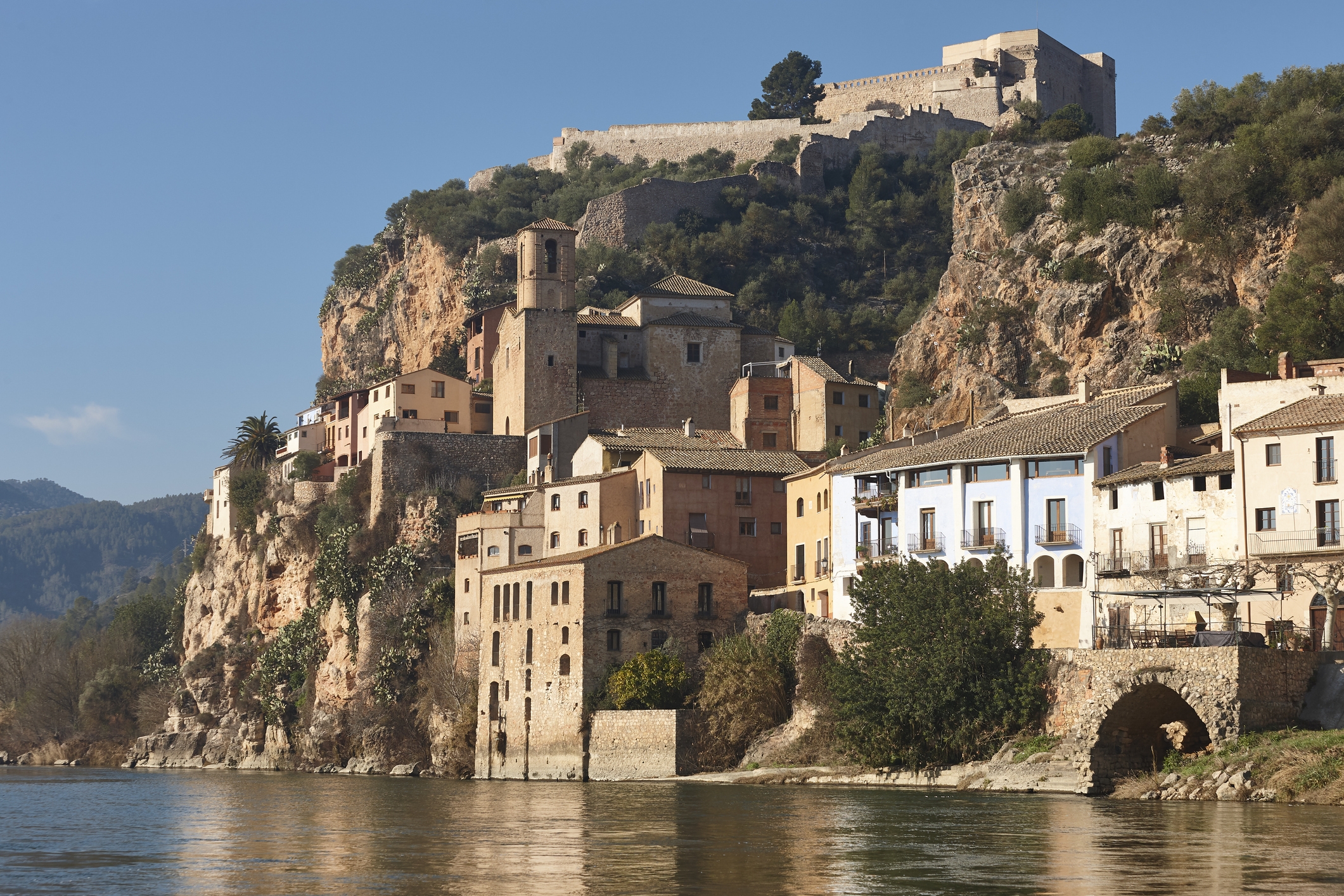 Castell de Miravet per sobre les aigües de l'Ebre.