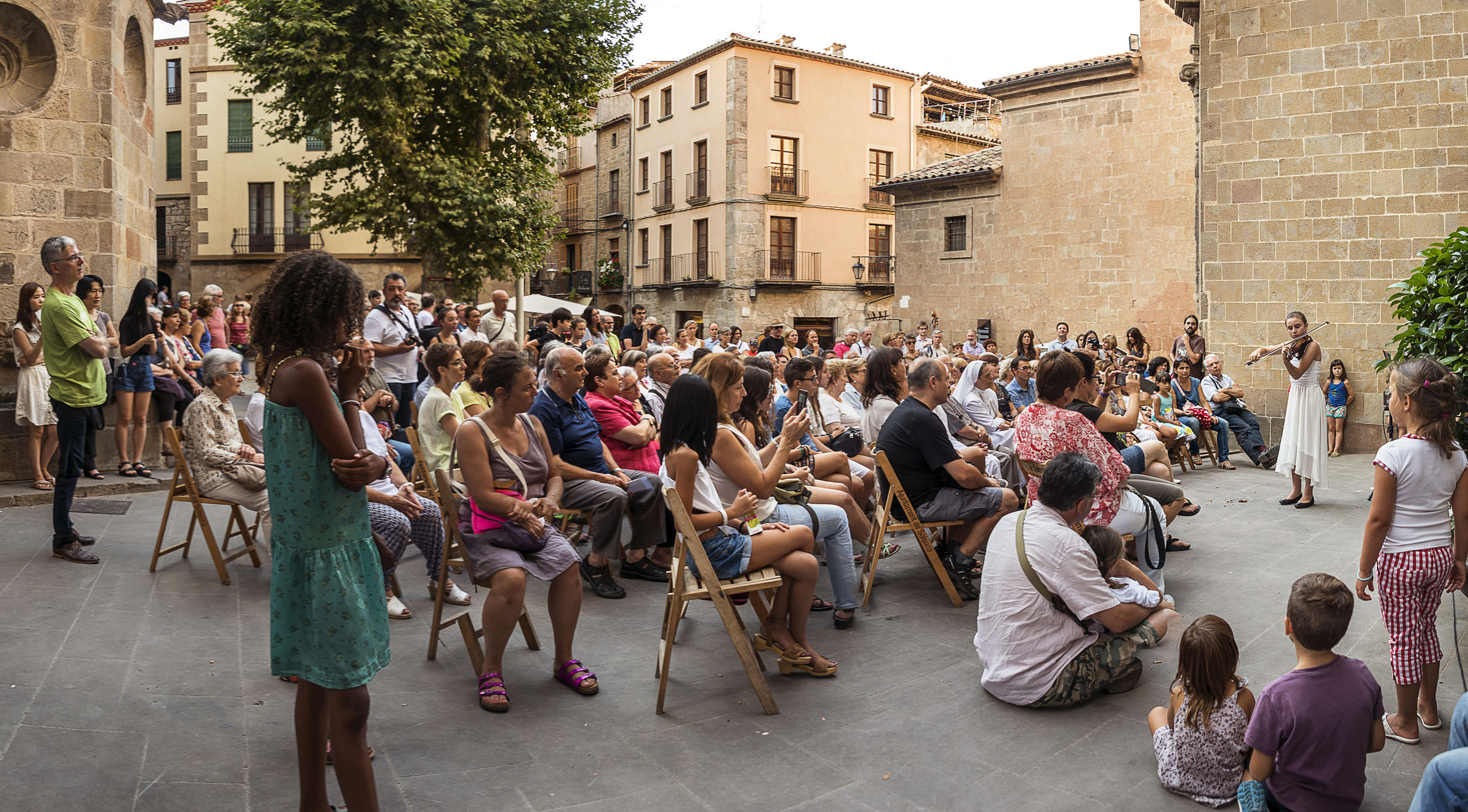 Actuació de l'AIMS Festival al carrer