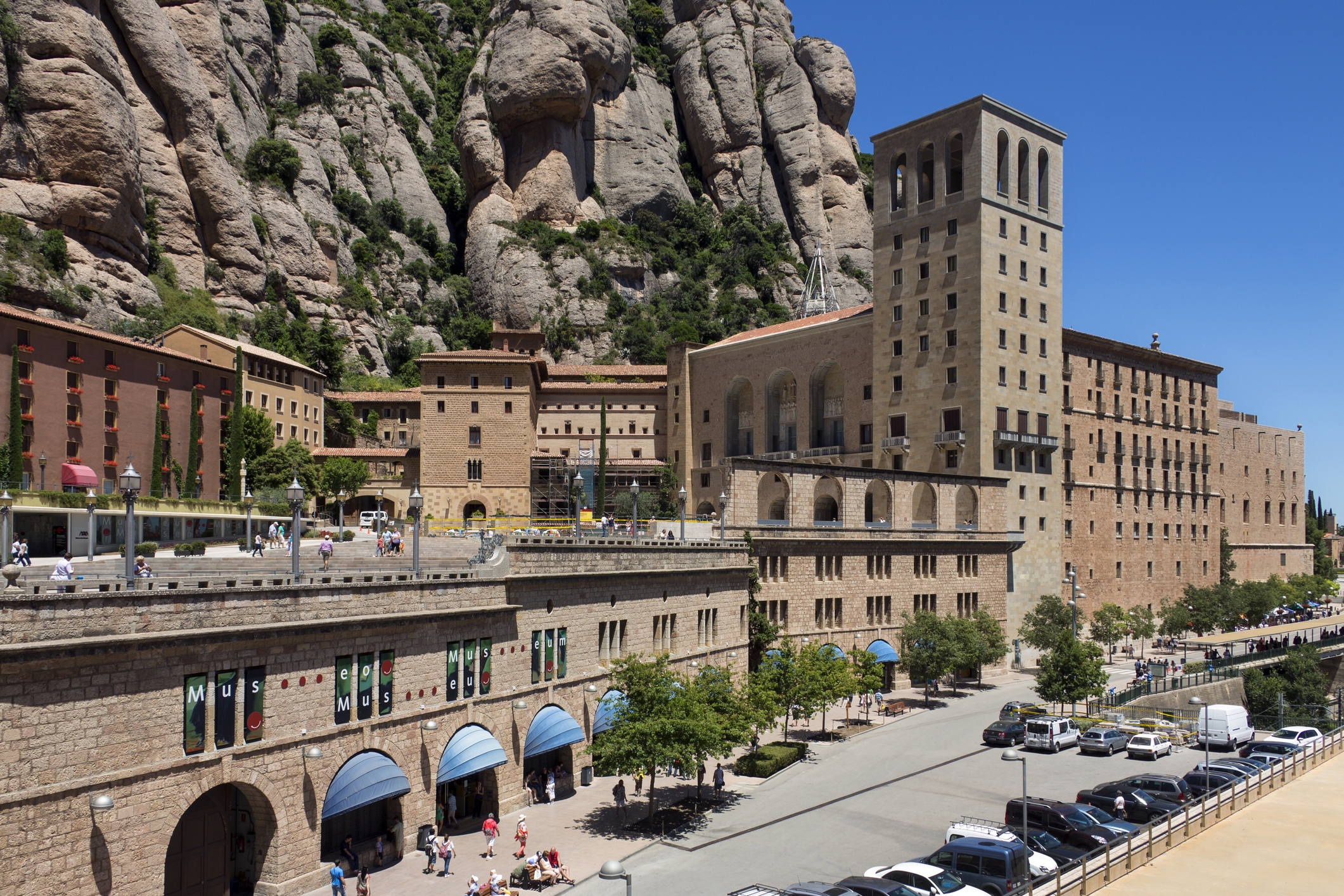 El monestir de Montserrat a 720 metres d'altura