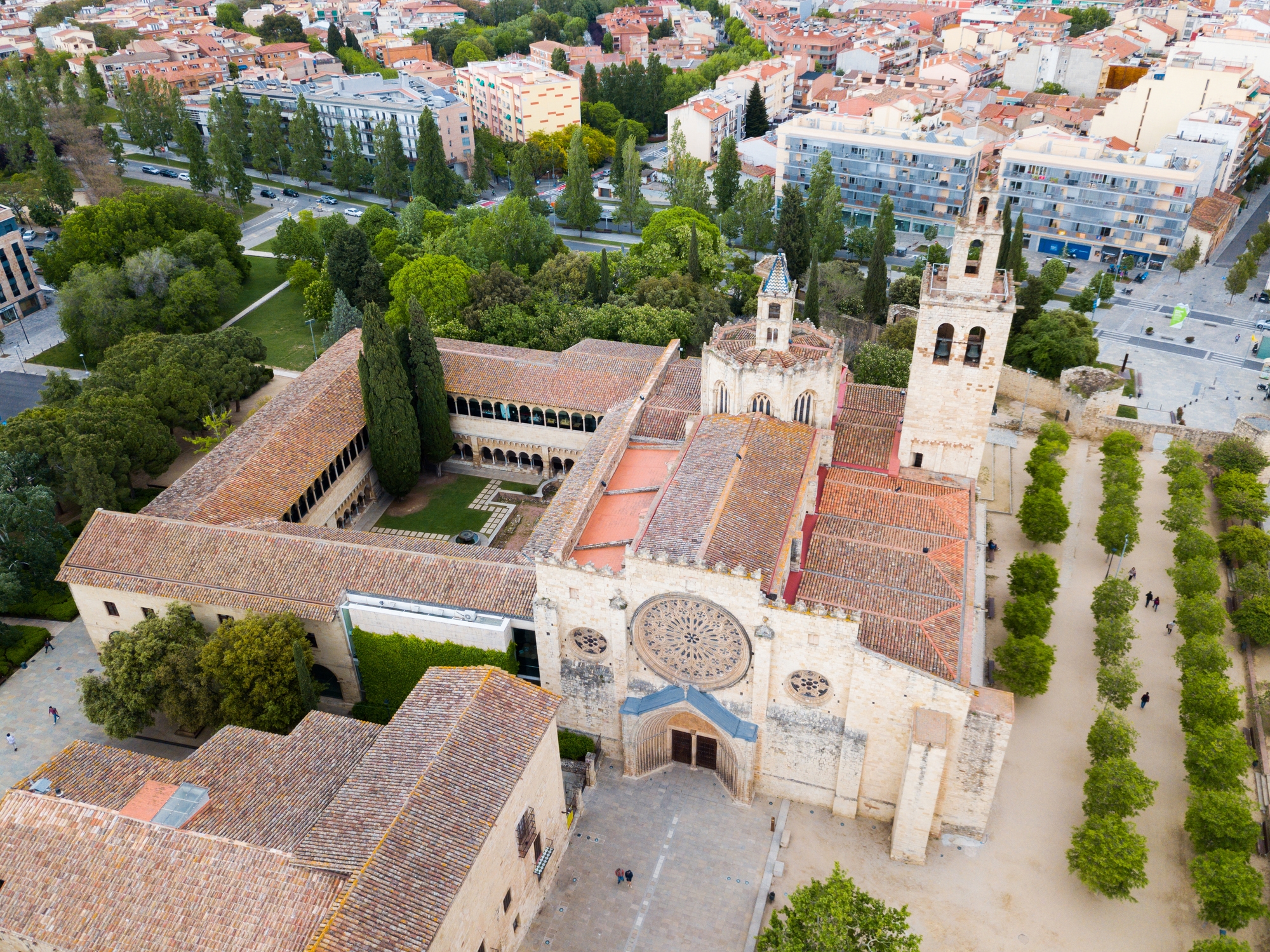 Monestir de Sant Cugat del Vallès, un dels màxims exponents de l’art medieval a Catalunya