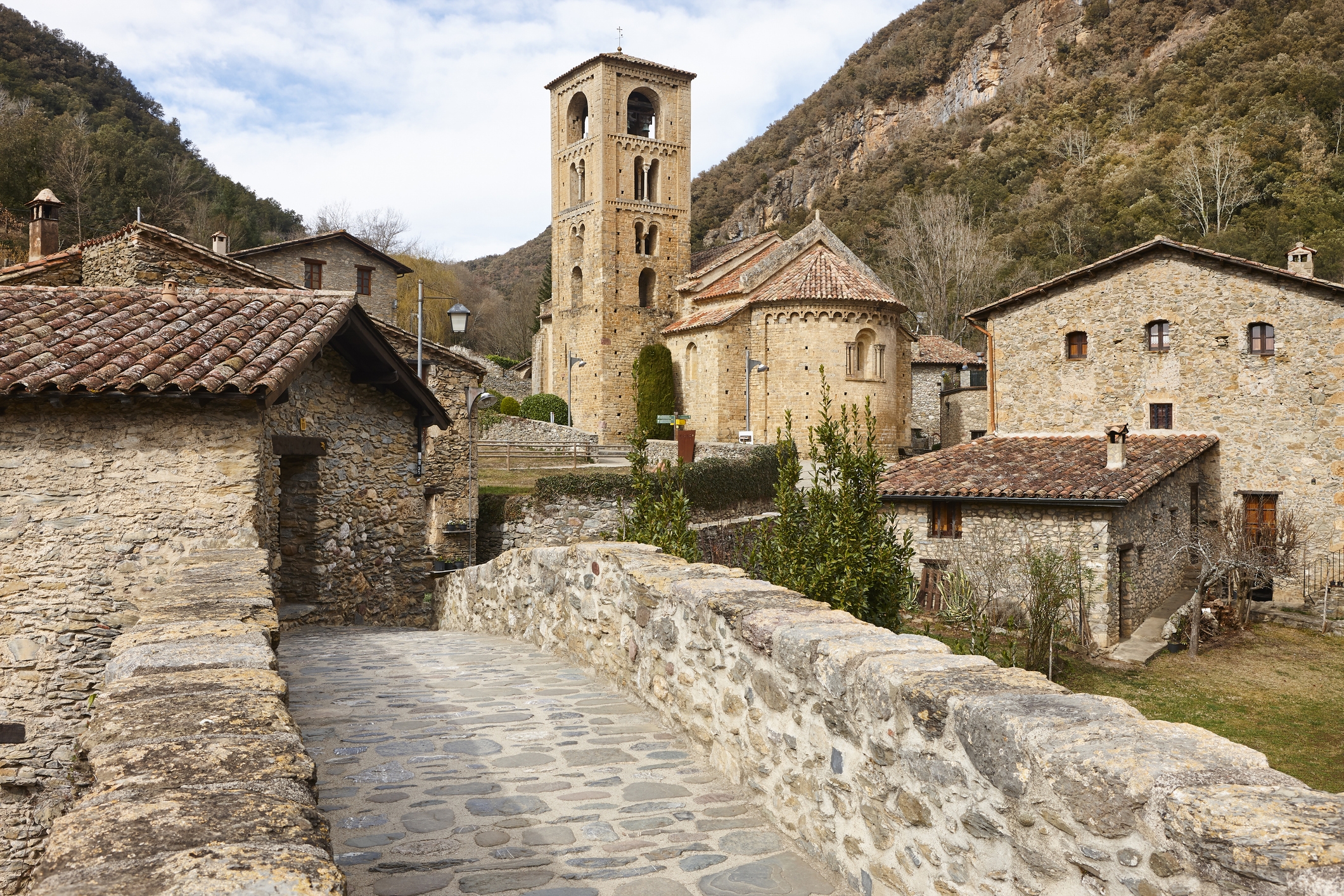 El poble de Beget i l'església de Sant Cristòfor al centre