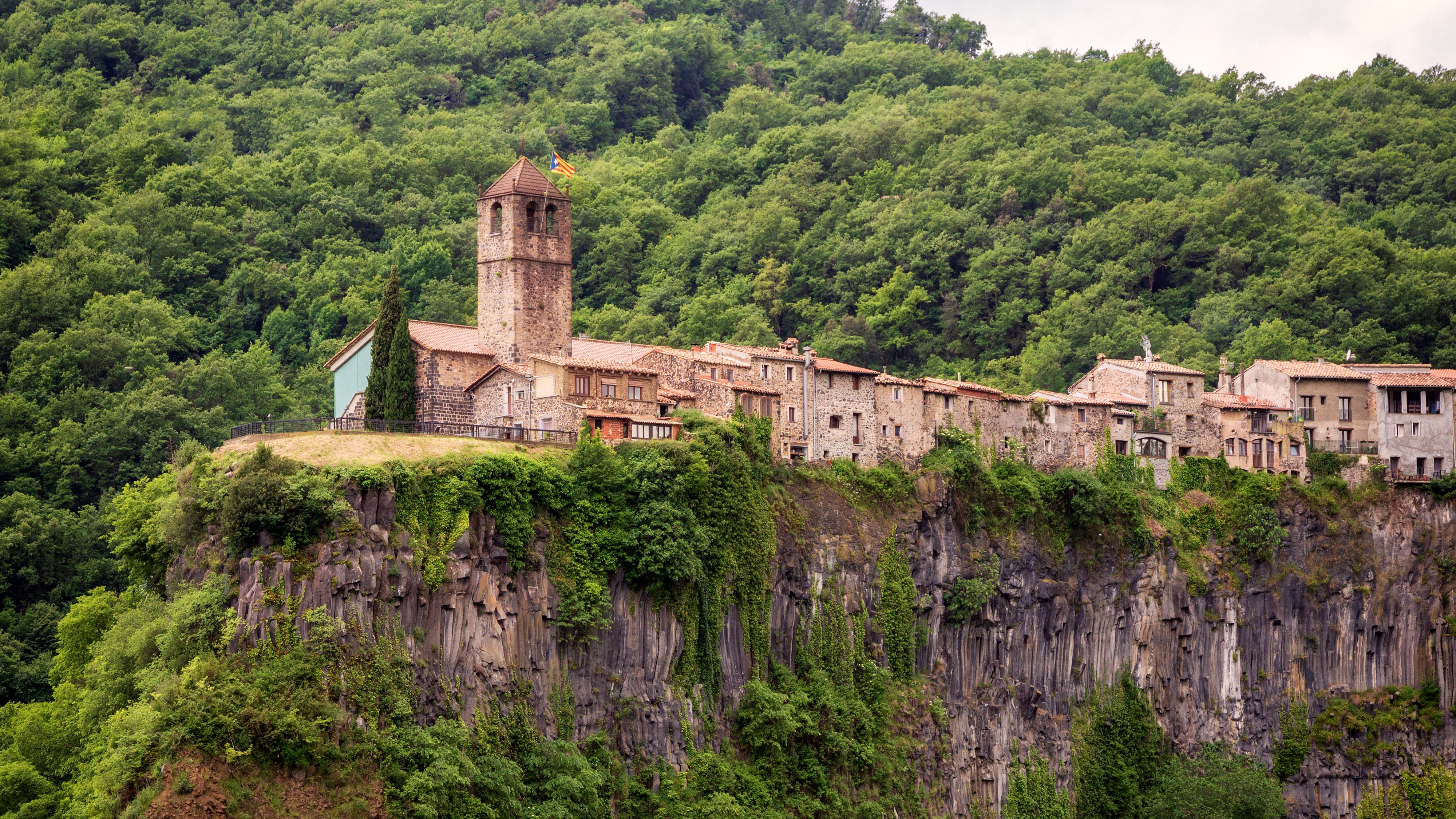 Castellfollit de la Roca, al Parc Natural de la Zona Volcànica de la Garrotxa