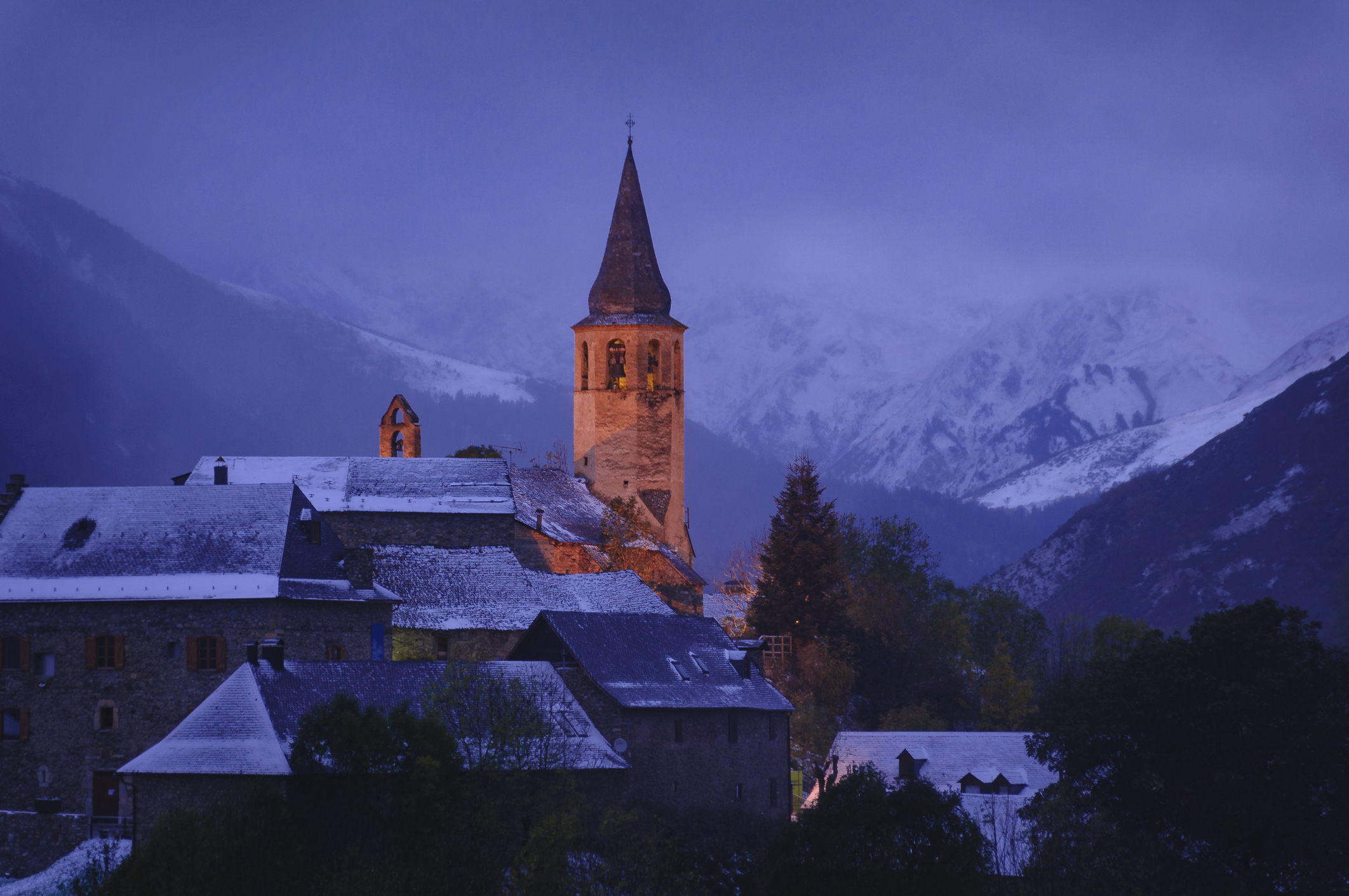 Campanar d'Unha, a la Val d'Aran, després d'una nevada