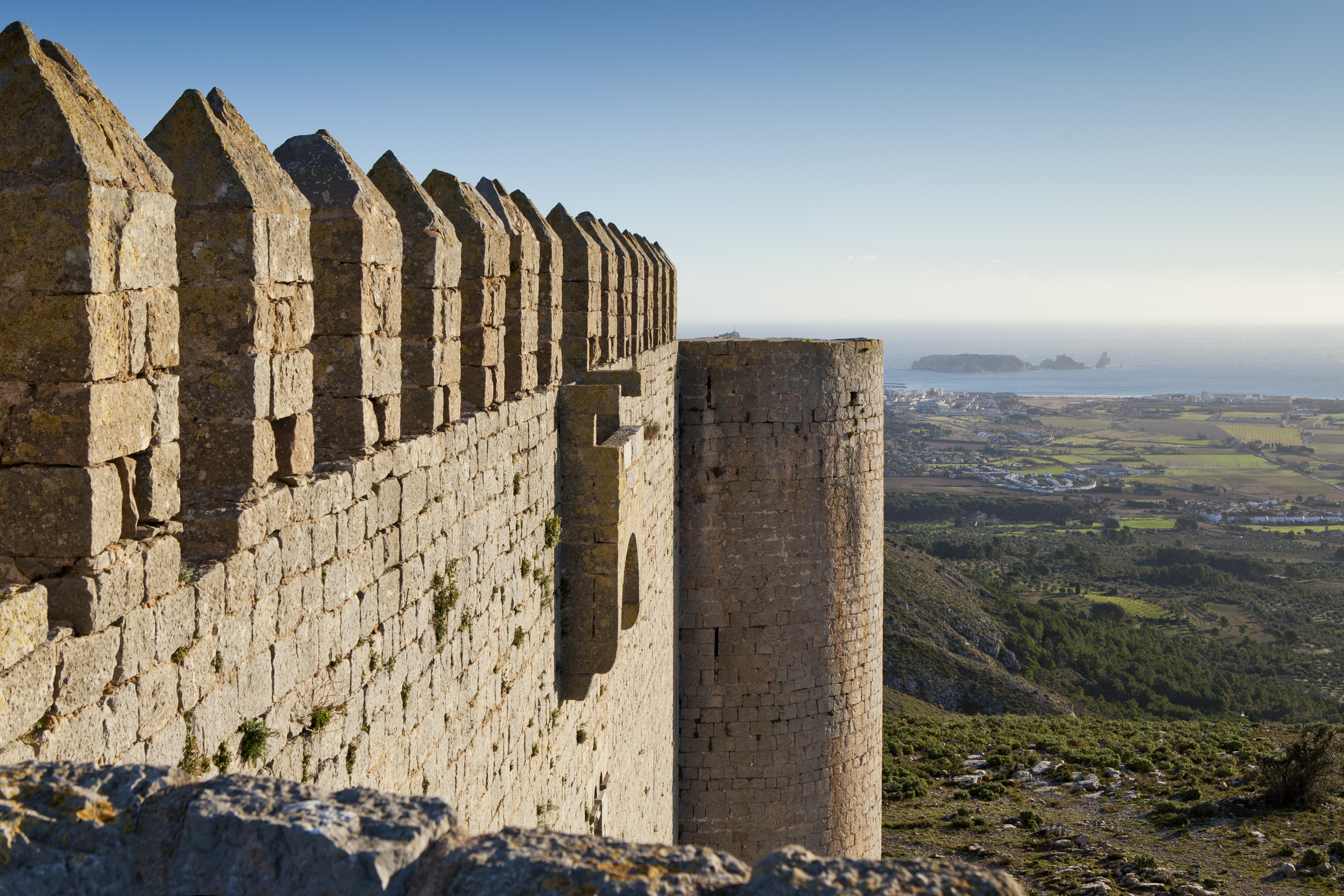 Les illes Medes i la costa de l'Estartit des del castell del Montgrí, a Torroella