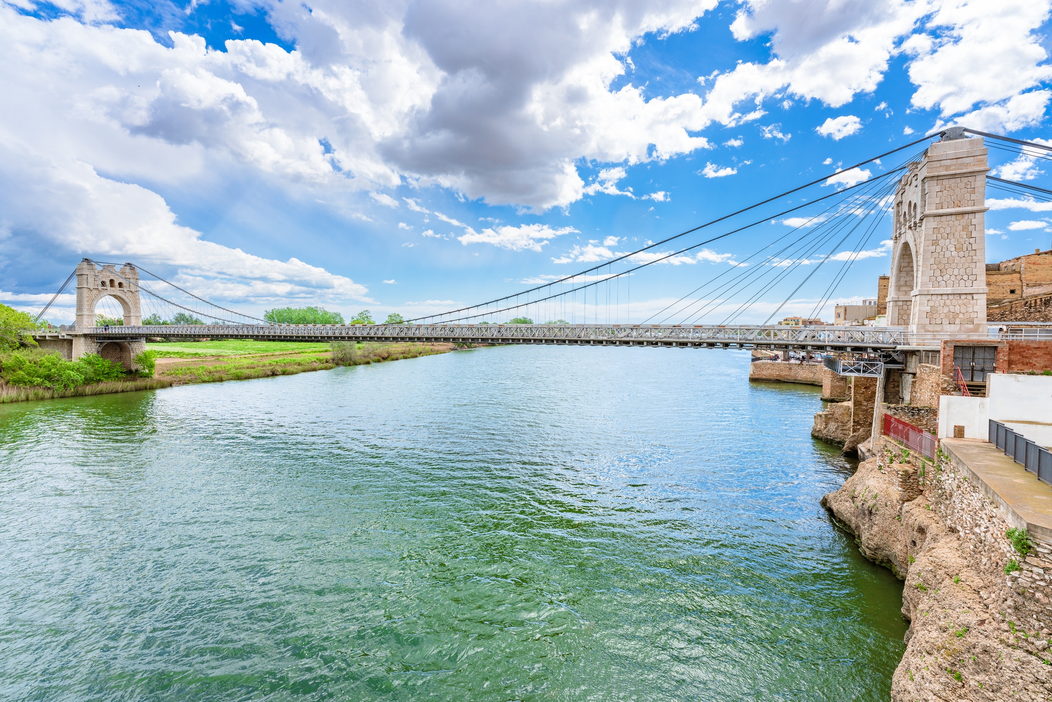 El pont d'Amposta sobre el riu Ebre.