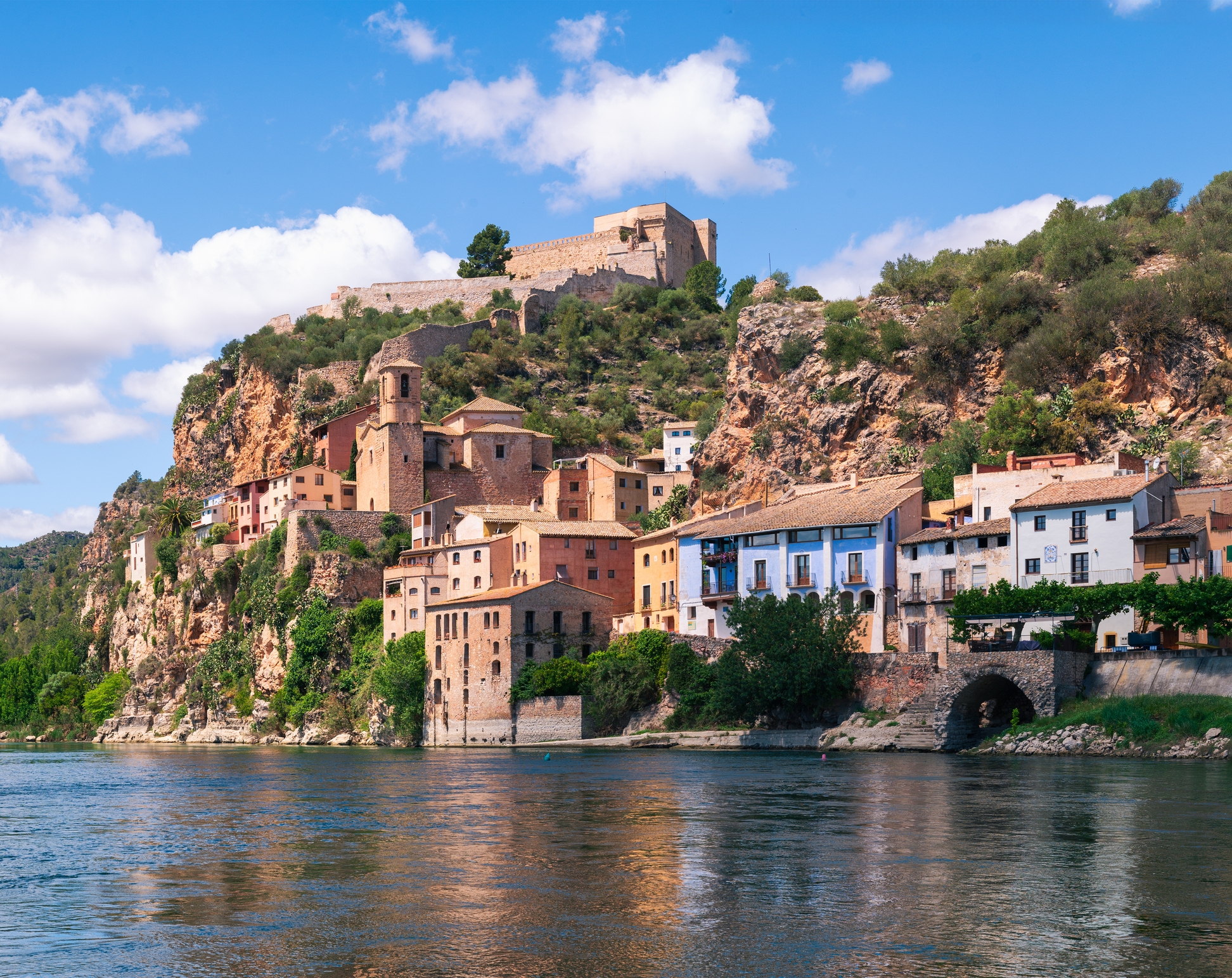 Castell de Miravet vigila el riu Ebre des de dalt del seu turó