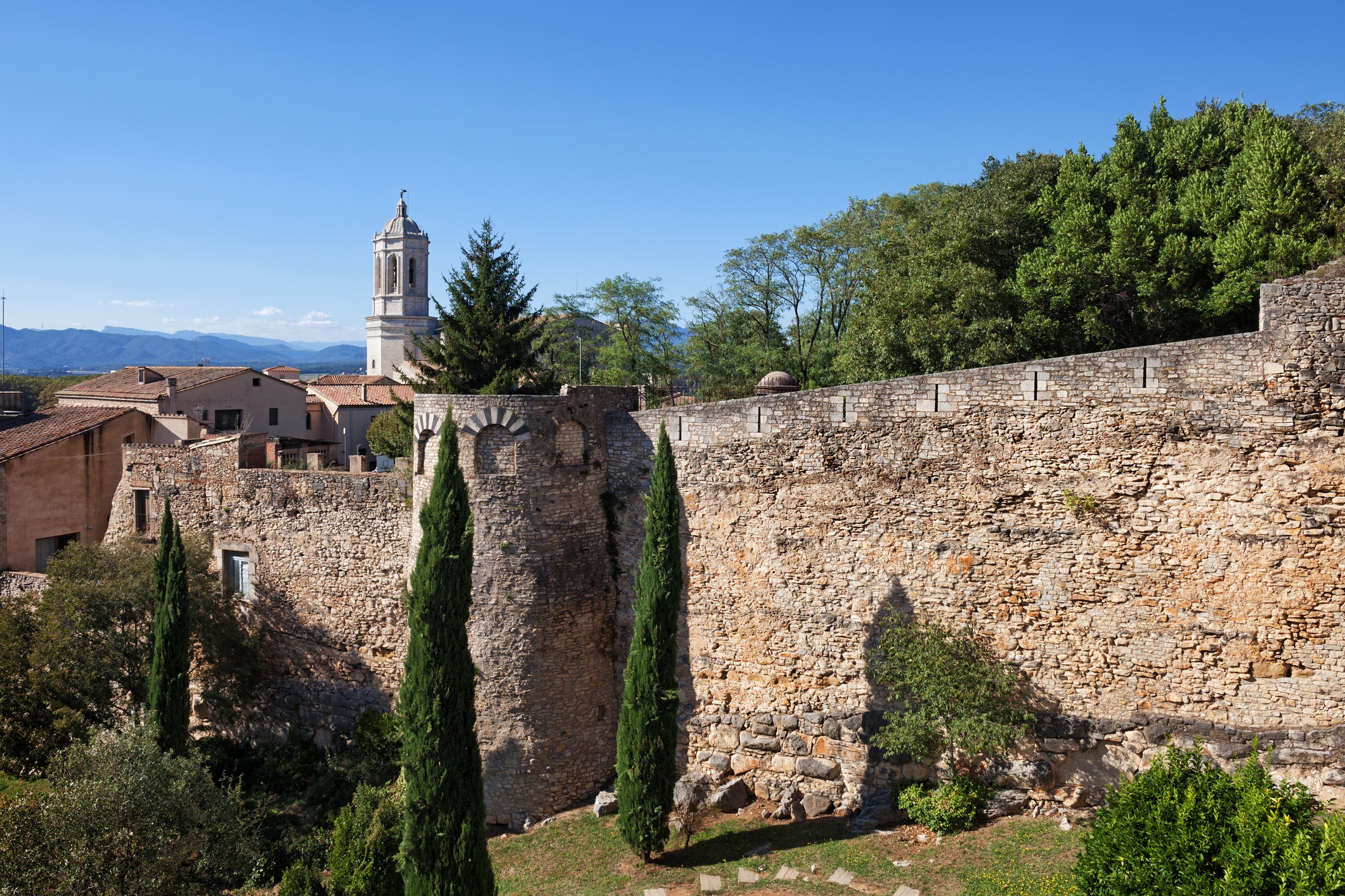 Passeig de la muralla romana de Girona