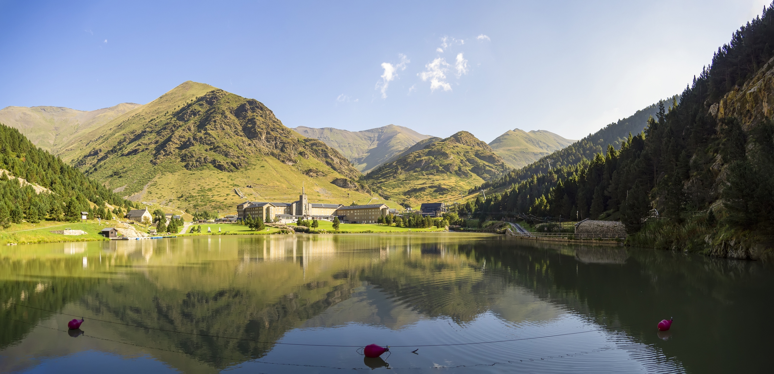 Panoràmica de la vall de Núria, amb el Santuari al fons