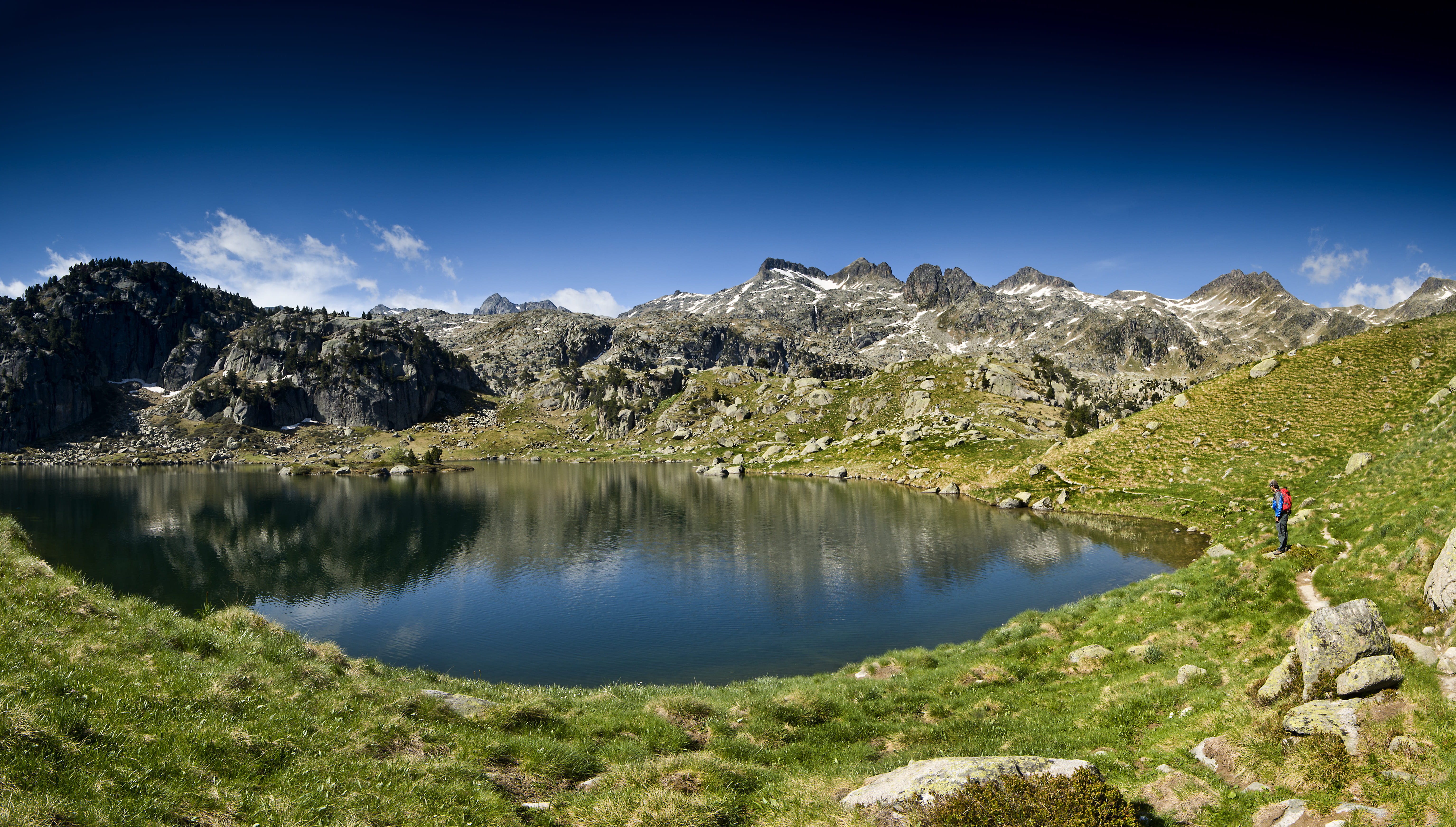 L'estany major de Colomèrs, envoltat d'un paisatge de muntanya espectacular