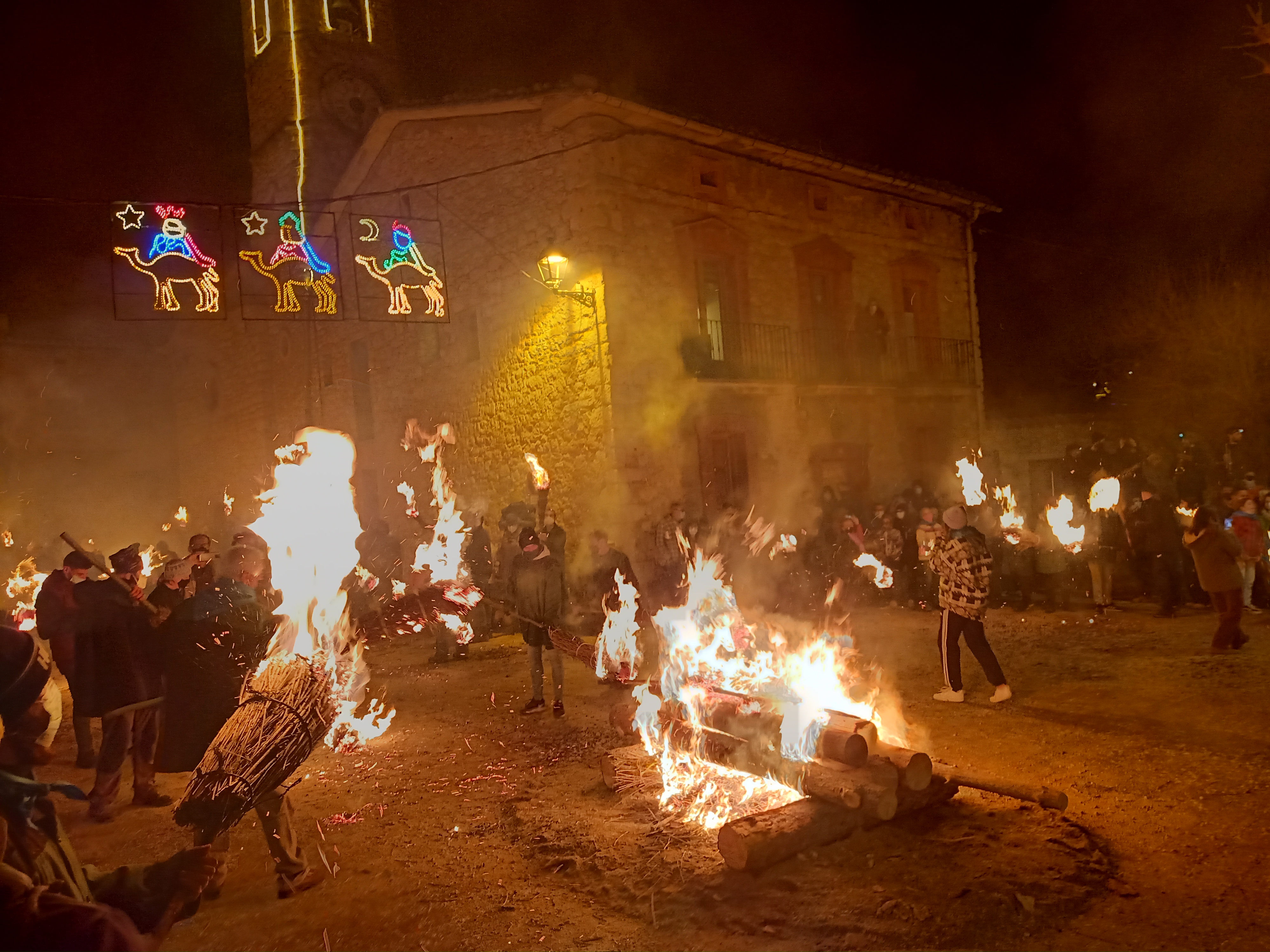 Fallaires al voltant del foc a Sant Julià de Cerdanyola