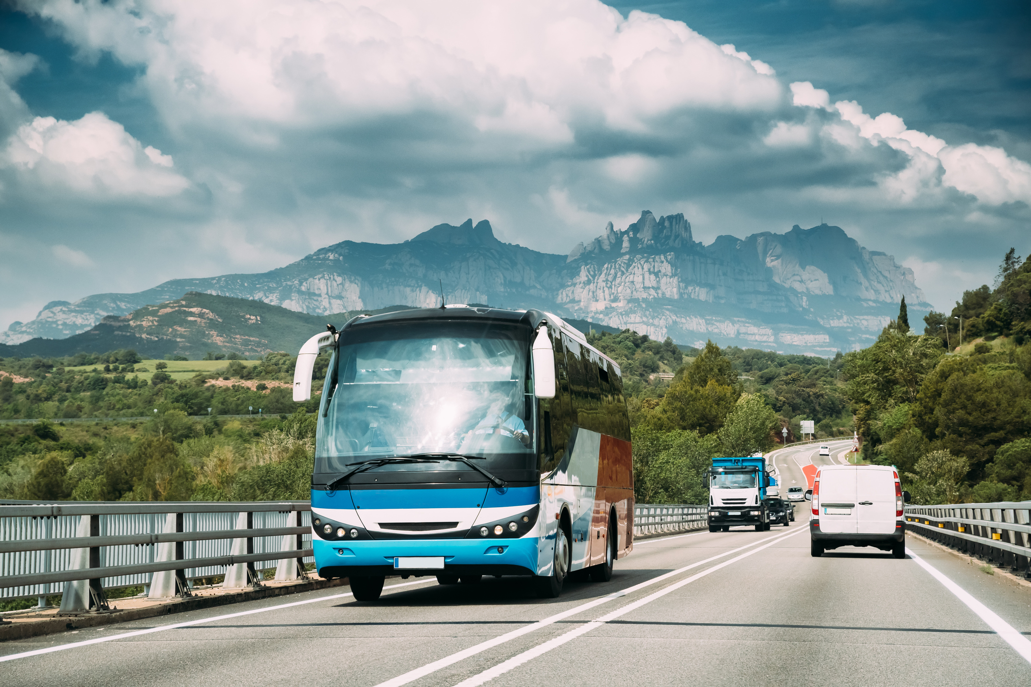 Autobús amb la muntanya de Montserrat de fons