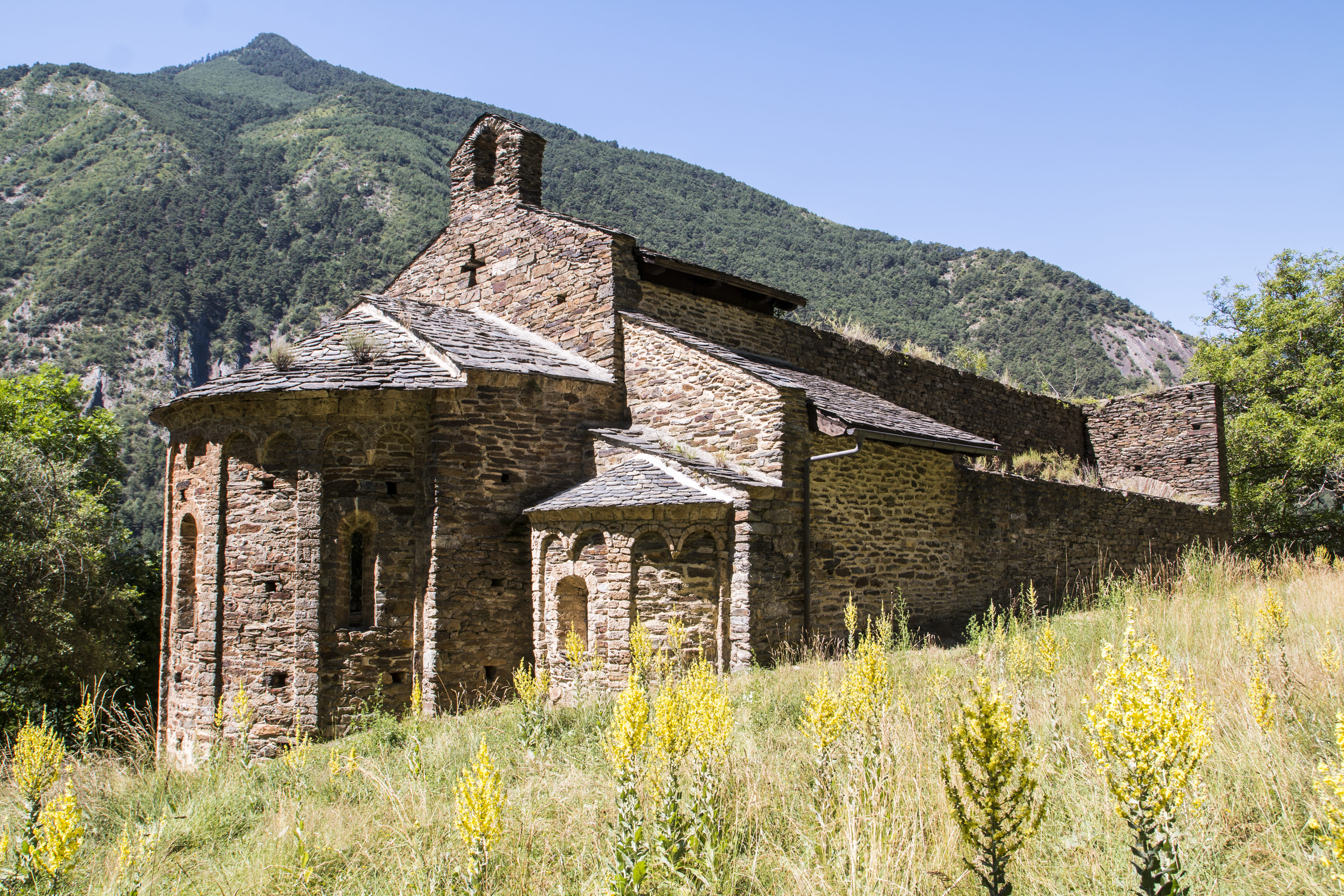 Sant Pere del Burgal, antic monestir benedictí romànic de l'àmbit del poble d'Escaló