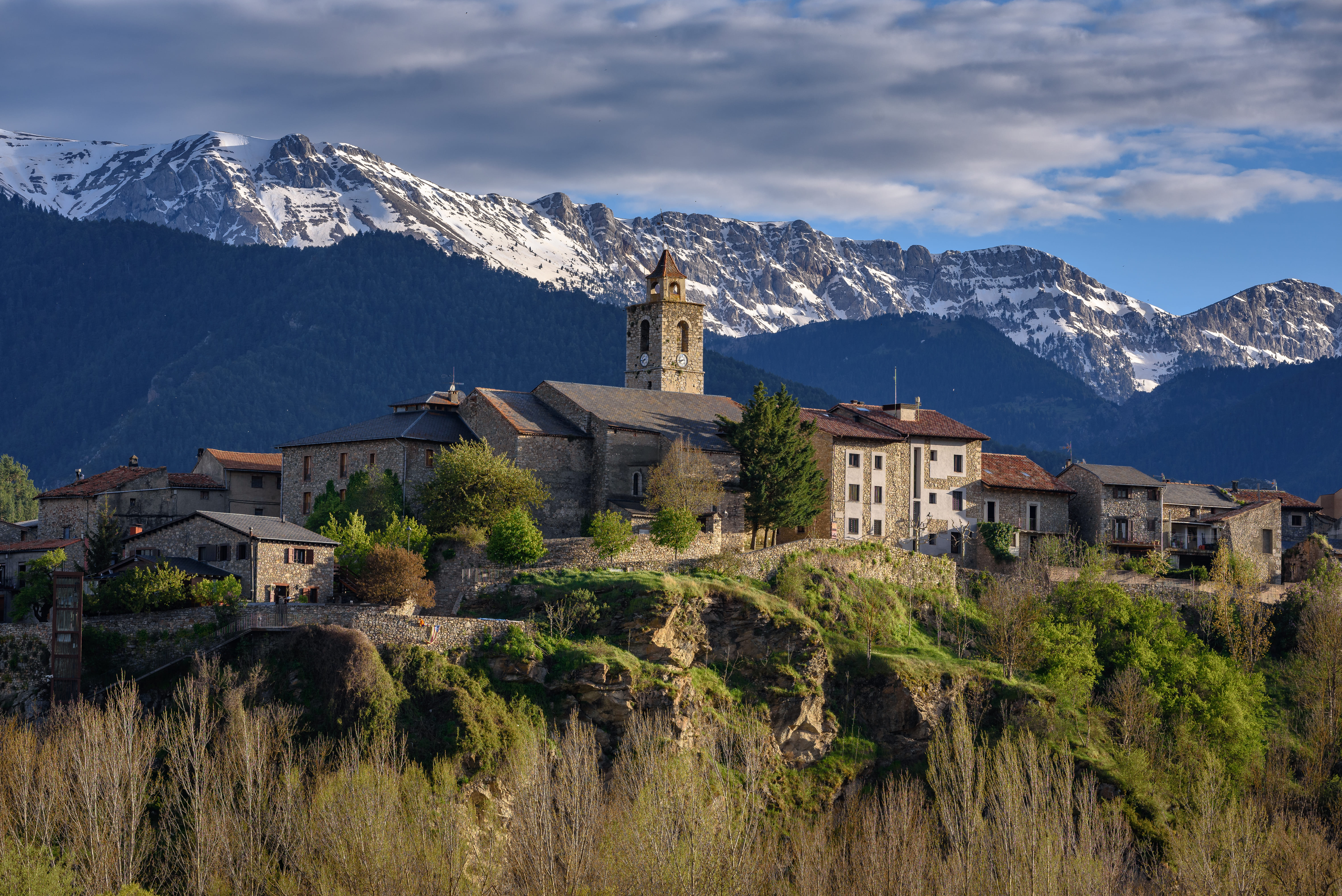 Panoràmica de Bellver i, al fons, el Cadí